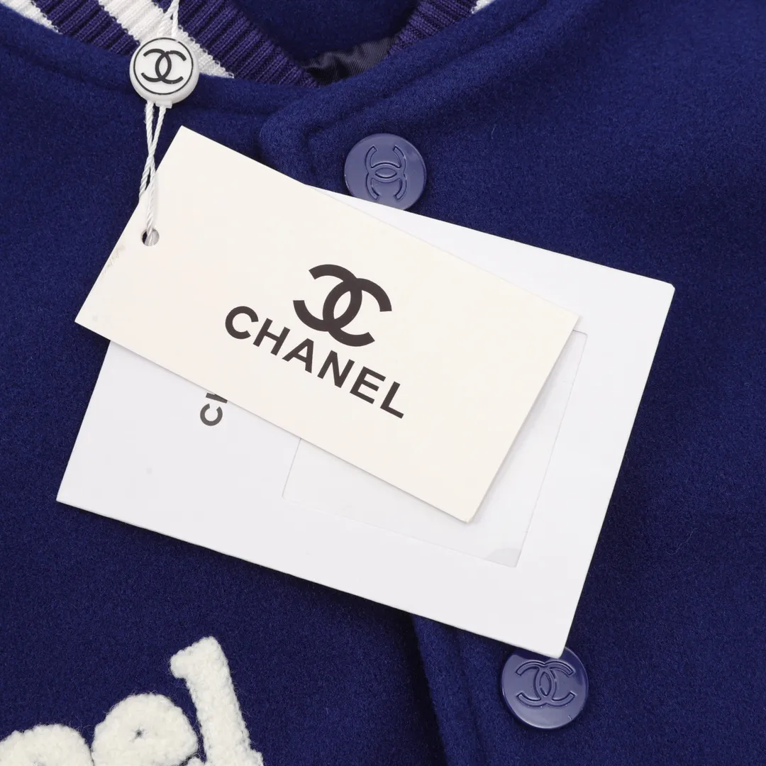 🅿️620 CHANEL/Chanel patchwork flocked embroidered baseball jacket jacket Warm reminder: It is recommended to hand wash or dry clean! ! This year is particularly popular. Baseball uniform jackets are available at all levels on the market (you must compare the details). The most powerful quality control. Baseball uniforms have been produced and researched for 7 years. The details are exquisite. With it, you will be the most handsome boy in the world. The fully painted four-button buckle (button with LOGO), the fabric is customized for more than a month. It is not ready-made in the market. It is made of wool blend, custom-woven and dyed. It has high color fastness. It is recommended to hand wash or dry clean for the first time. "Custom-woven knitted rib at the hem", the lining is made of silky and delicate cupro fiber material, which can be worn directly next to the body. It is extremely comfortable, a heavyweight item, purchase version! Size：XS-L