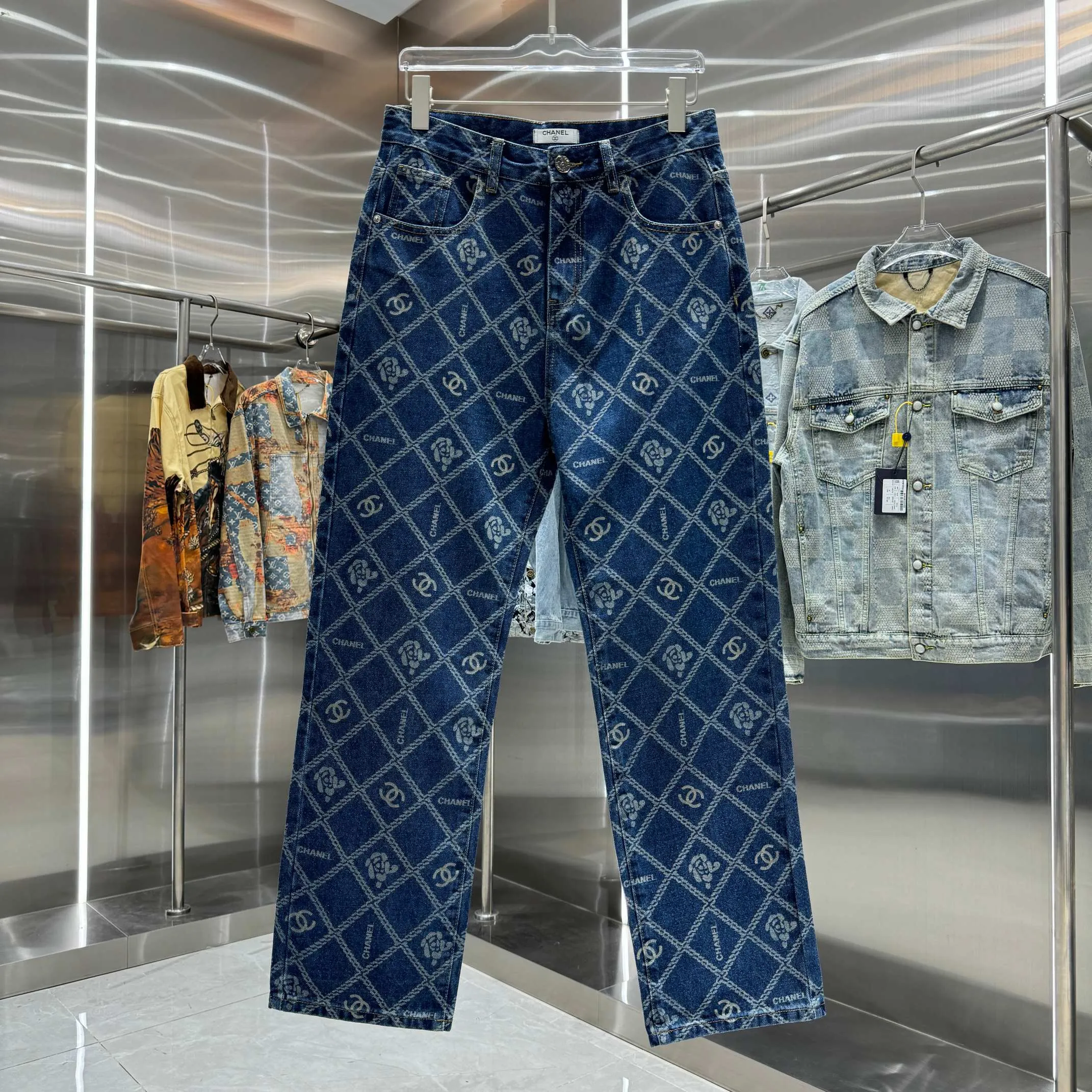 🅿️270 Chanel 25 new products, jeans with letters sprayed all over the body! Specific latest brand leather label blockbuster item ~ private channel rare product! No matter from the pattern, fabric or small details of hardware accessories, you can't be picky! Customer-supplied hardware accessories Imported customer-supplied custom-woven denim cotton fabric, fashionable and individual. Super versatile and good-looking, a must-have for everyone. Very good-looking Size: 28 30 32 34 36 Color: dark blue