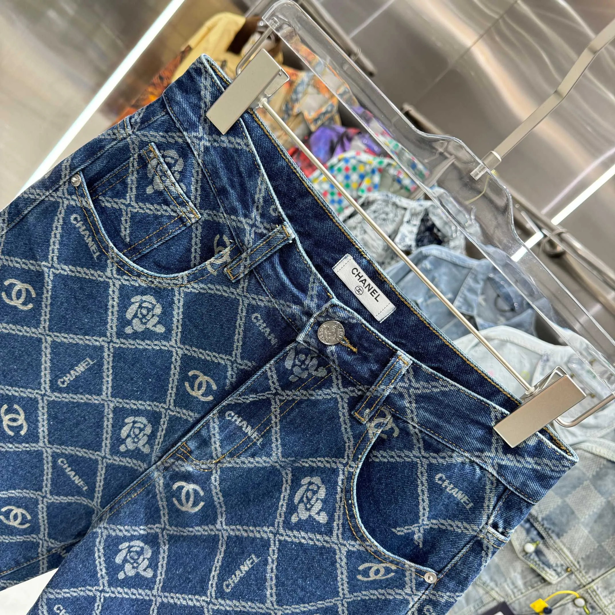 🅿️270 Chanel 25 new products, jeans with letters sprayed all over the body! Specific latest brand leather label blockbuster item ~ private channel rare product! No matter from the pattern, fabric or small details of hardware accessories, you can't be picky! Customer-supplied hardware accessories Imported customer-supplied custom-woven denim cotton fabric, fashionable and individual. Super versatile and good-looking, a must-have for everyone. Very good-looking Size: 28 30 32 34 36 Color: dark blue