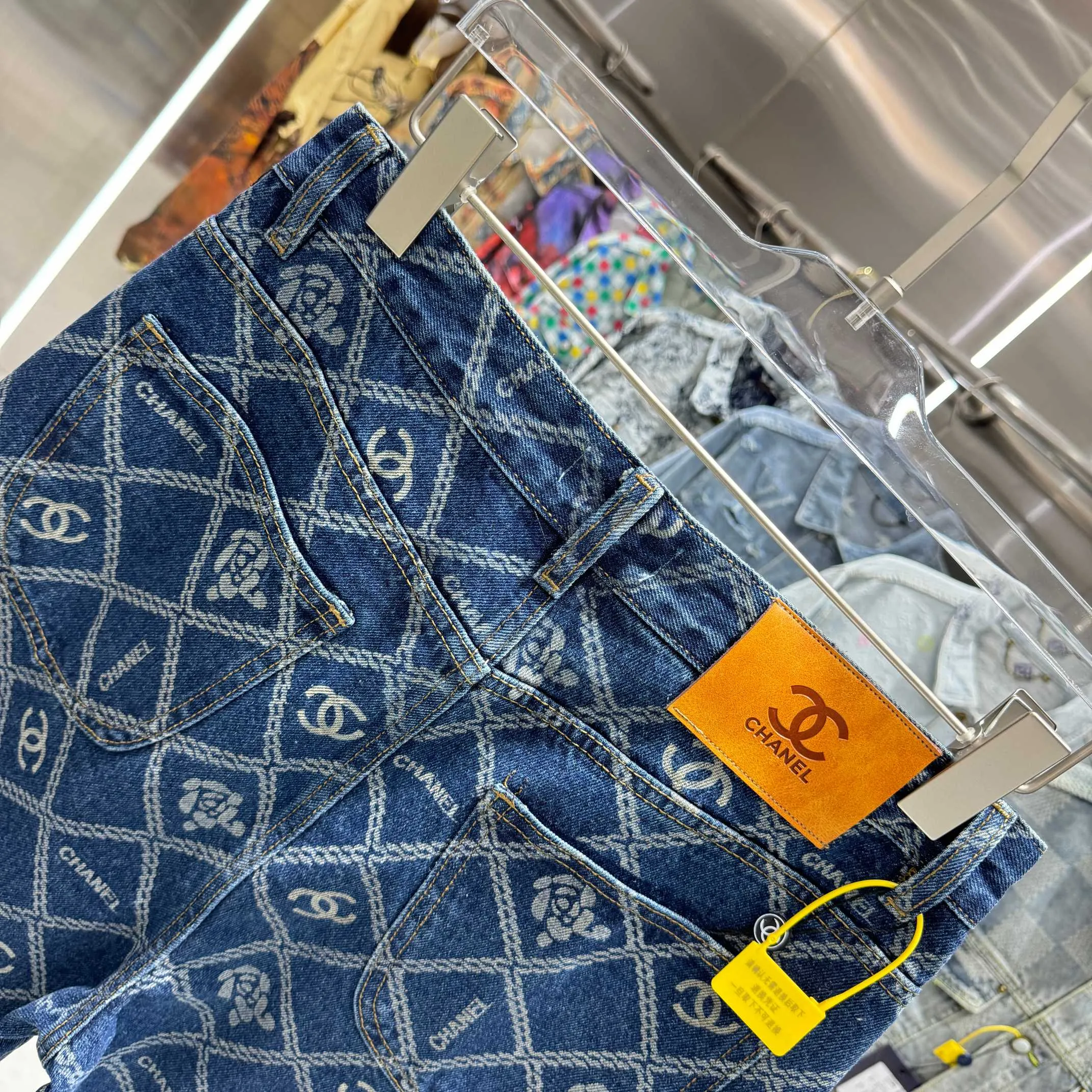 🅿️270 Chanel 25 new products, jeans with letters sprayed all over the body! Specific latest brand leather label blockbuster item ~ private channel rare product! No matter from the pattern, fabric or small details of hardware accessories, you can't be picky! Customer-supplied hardware accessories Imported customer-supplied custom-woven denim cotton fabric, fashionable and individual. Super versatile and good-looking, a must-have for everyone. Very good-looking Size: 28 30 32 34 36 Color: dark blue