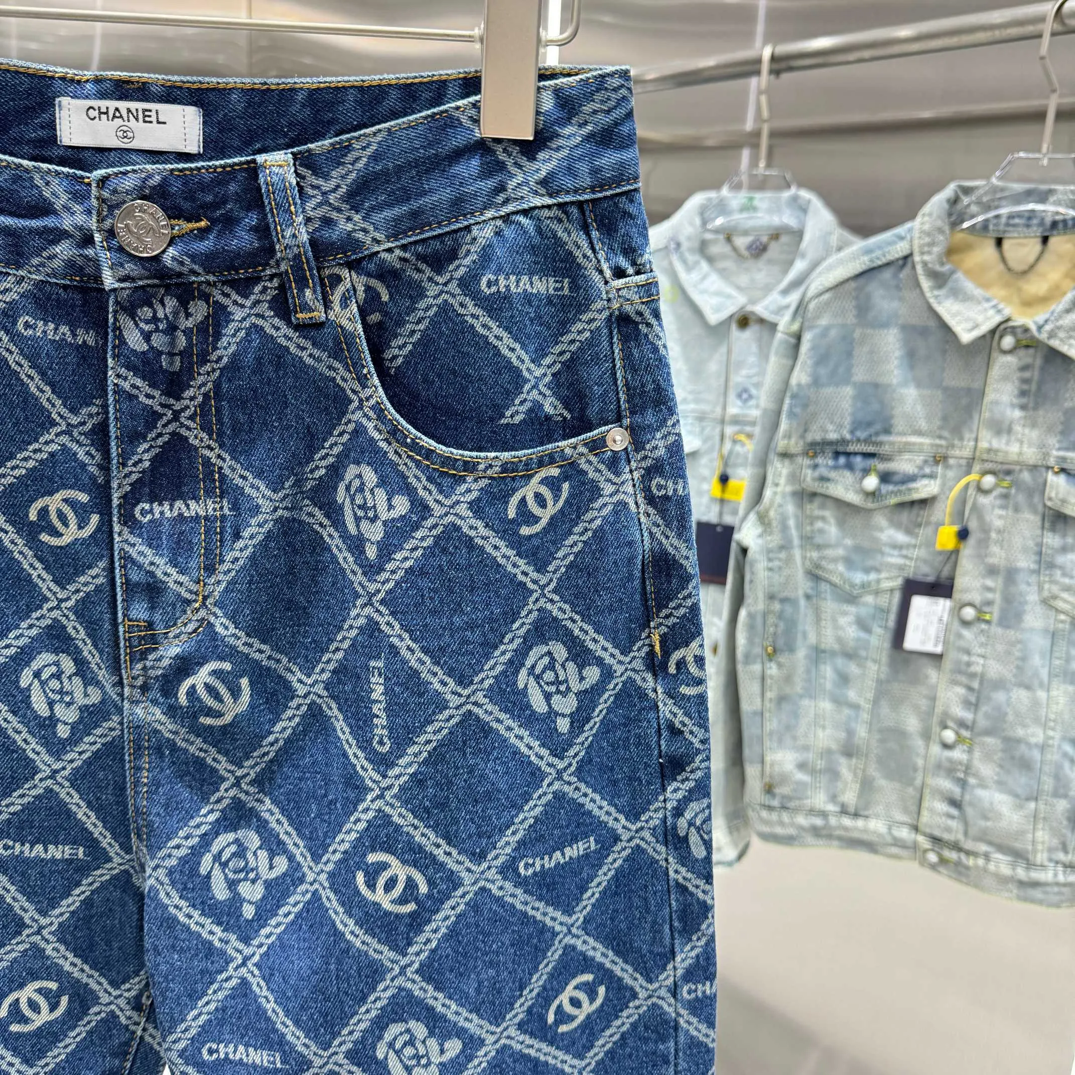 🅿️270 Chanel 25 new products, jeans with letters sprayed all over the body! Specific latest brand leather label blockbuster item ~ private channel rare product! No matter from the pattern, fabric or small details of hardware accessories, you can't be picky! Customer-supplied hardware accessories Imported customer-supplied custom-woven denim cotton fabric, fashionable and individual. Super versatile and good-looking, a must-have for everyone. Very good-looking Size: 28 30 32 34 36 Color: dark blue