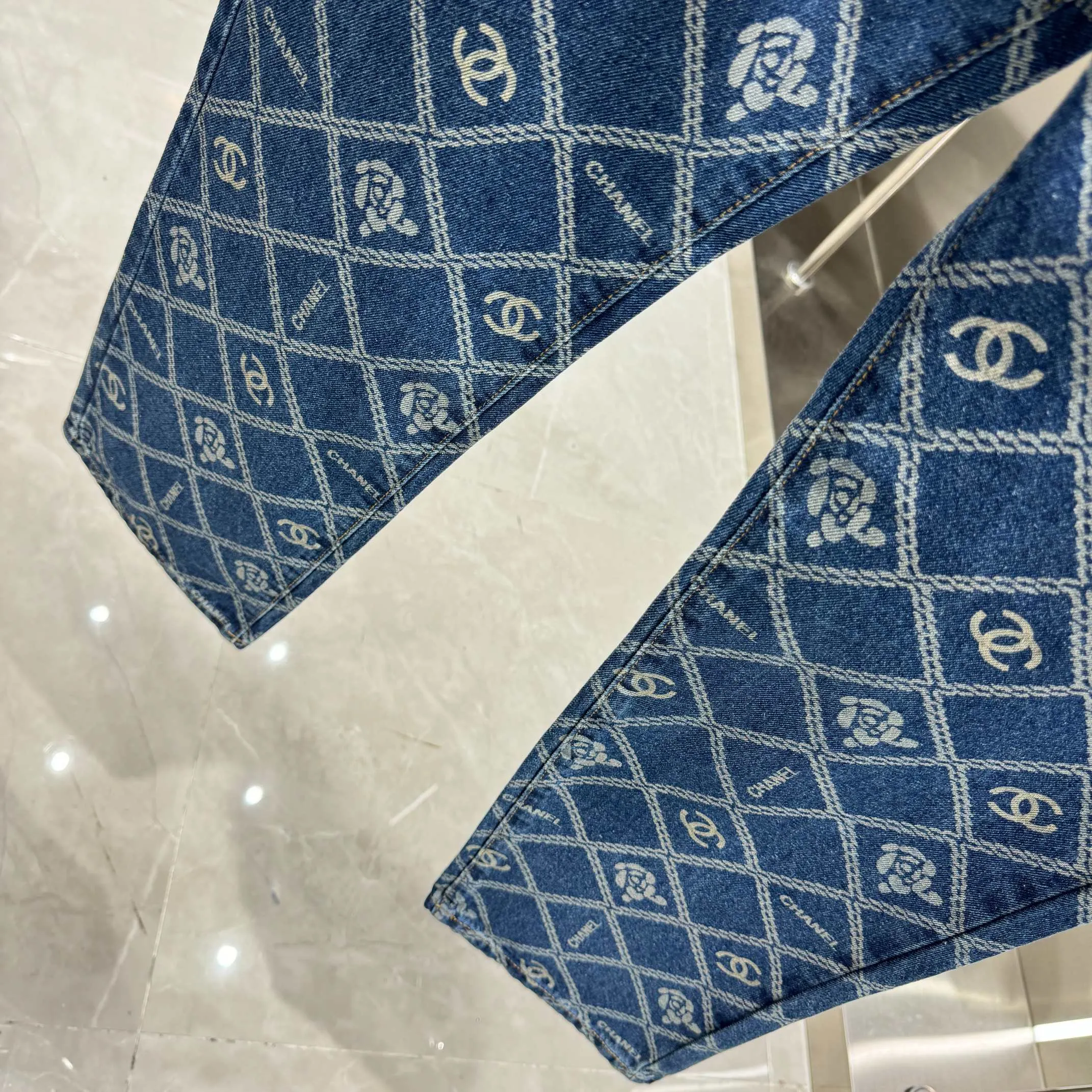 🅿️270 Chanel 25 new products, jeans with letters sprayed all over the body! Specific latest brand leather label blockbuster item ~ private channel rare product! No matter from the pattern, fabric or small details of hardware accessories, you can't be picky! Customer-supplied hardware accessories Imported customer-supplied custom-woven denim cotton fabric, fashionable and individual. Super versatile and good-looking, a must-have for everyone. Very good-looking Size: 28 30 32 34 36 Color: dark blue