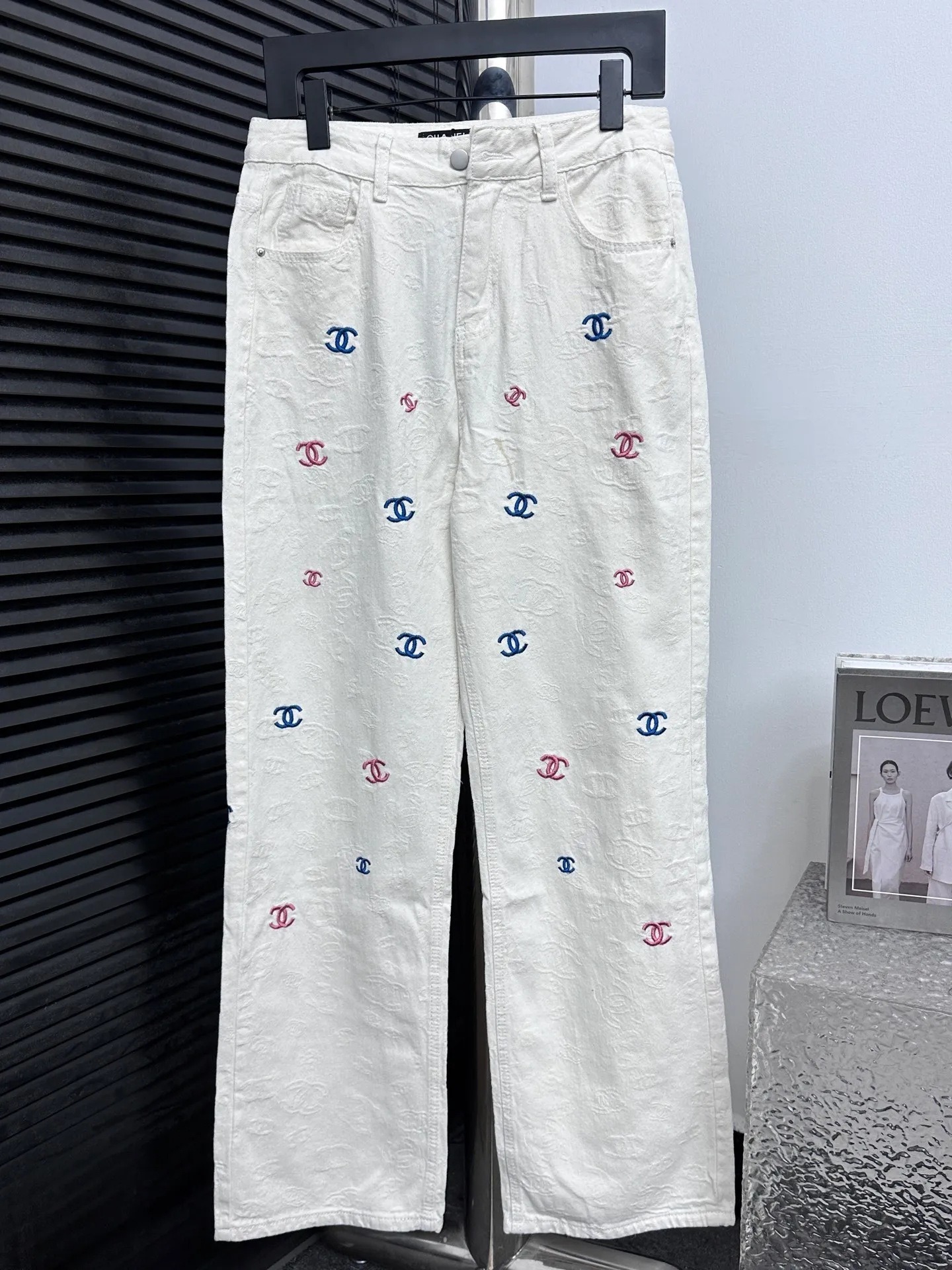 🅿️250 [Chanel] Xiaoxiang all-over printed denim trousers. Lazy style, fashionable and versatile. These jeans are really cool with wide legs. They cover the flesh and trim the crotch. It is good news for girls with voluptuous muscles. This highly recognizable style has a high rate of return. It must be a popular item this year. Size: XS-L