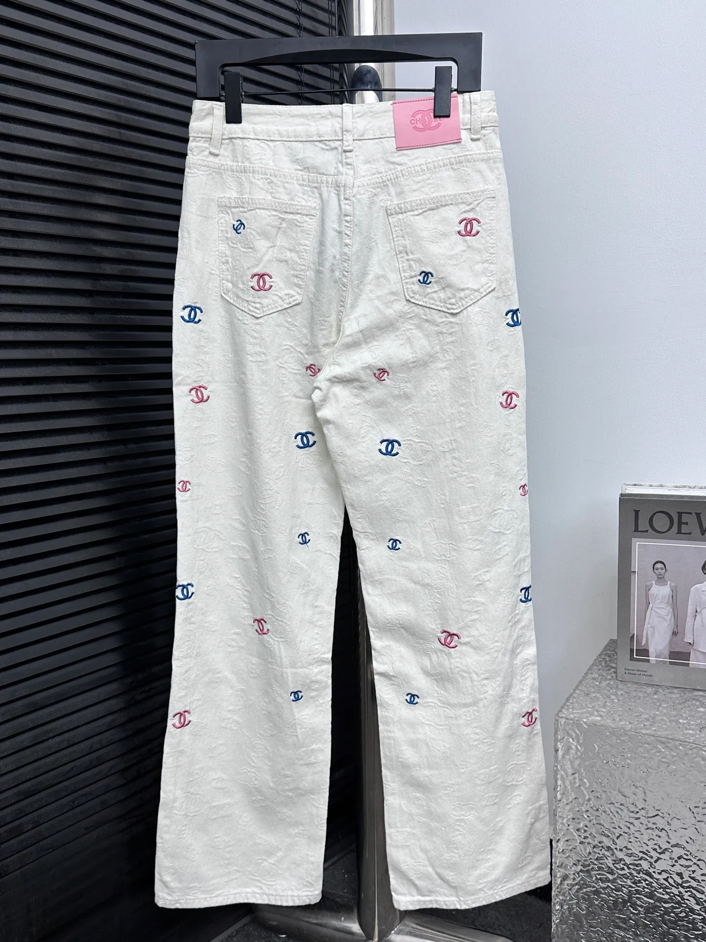 🅿️250 [Chanel] Xiaoxiang all-over printed denim trousers. Lazy style, fashionable and versatile. These jeans are really cool with wide legs. They cover the flesh and trim the crotch. It is good news for girls with voluptuous muscles. This highly recognizable style has a high rate of return. It must be a popular item this year. Size: XS-L