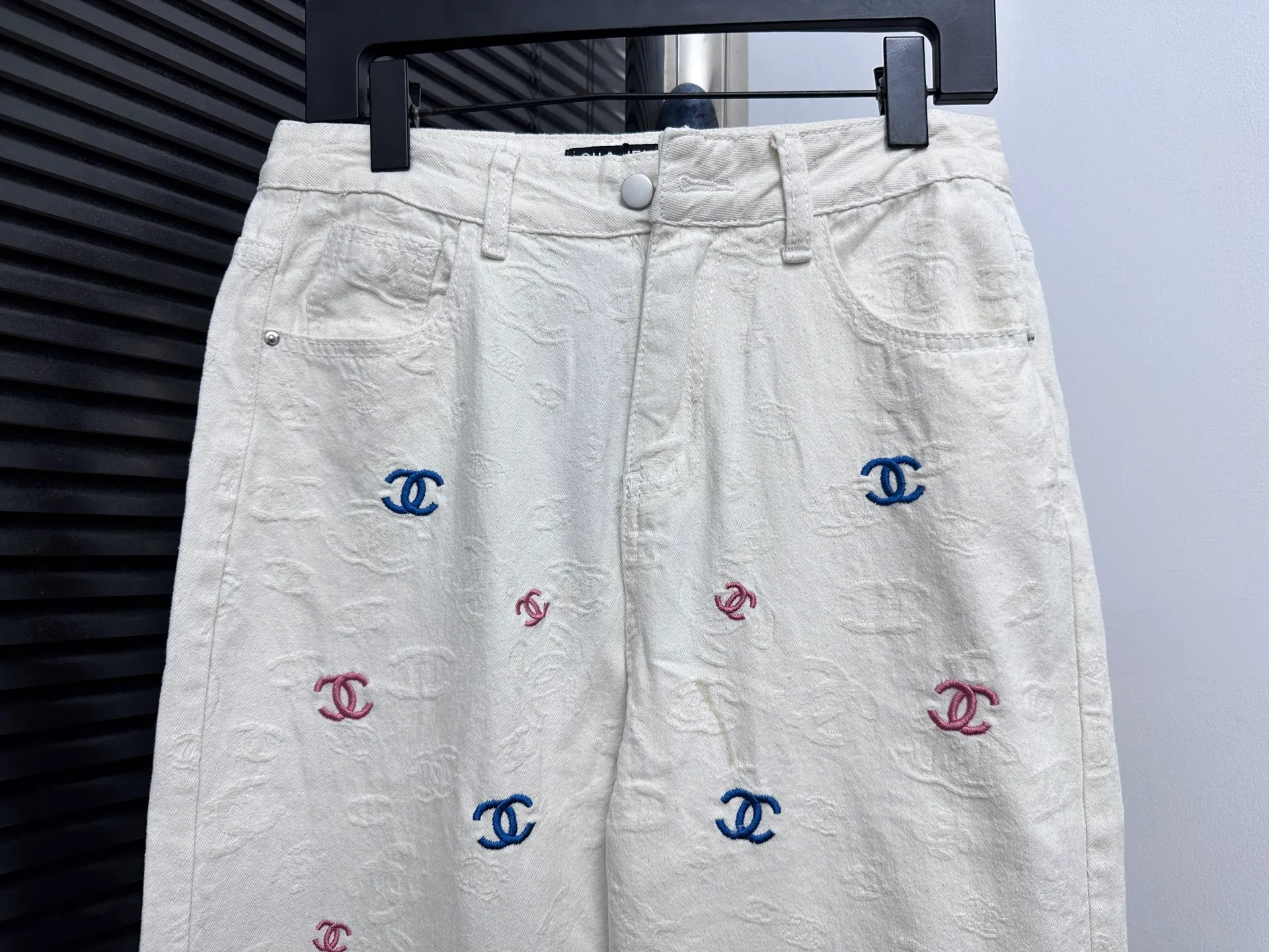🅿️250 [Chanel] Xiaoxiang all-over printed denim trousers. Lazy style, fashionable and versatile. These jeans are really cool with wide legs. They cover the flesh and trim the crotch. It is good news for girls with voluptuous muscles. This highly recognizable style has a high rate of return. It must be a popular item this year. Size: XS-L