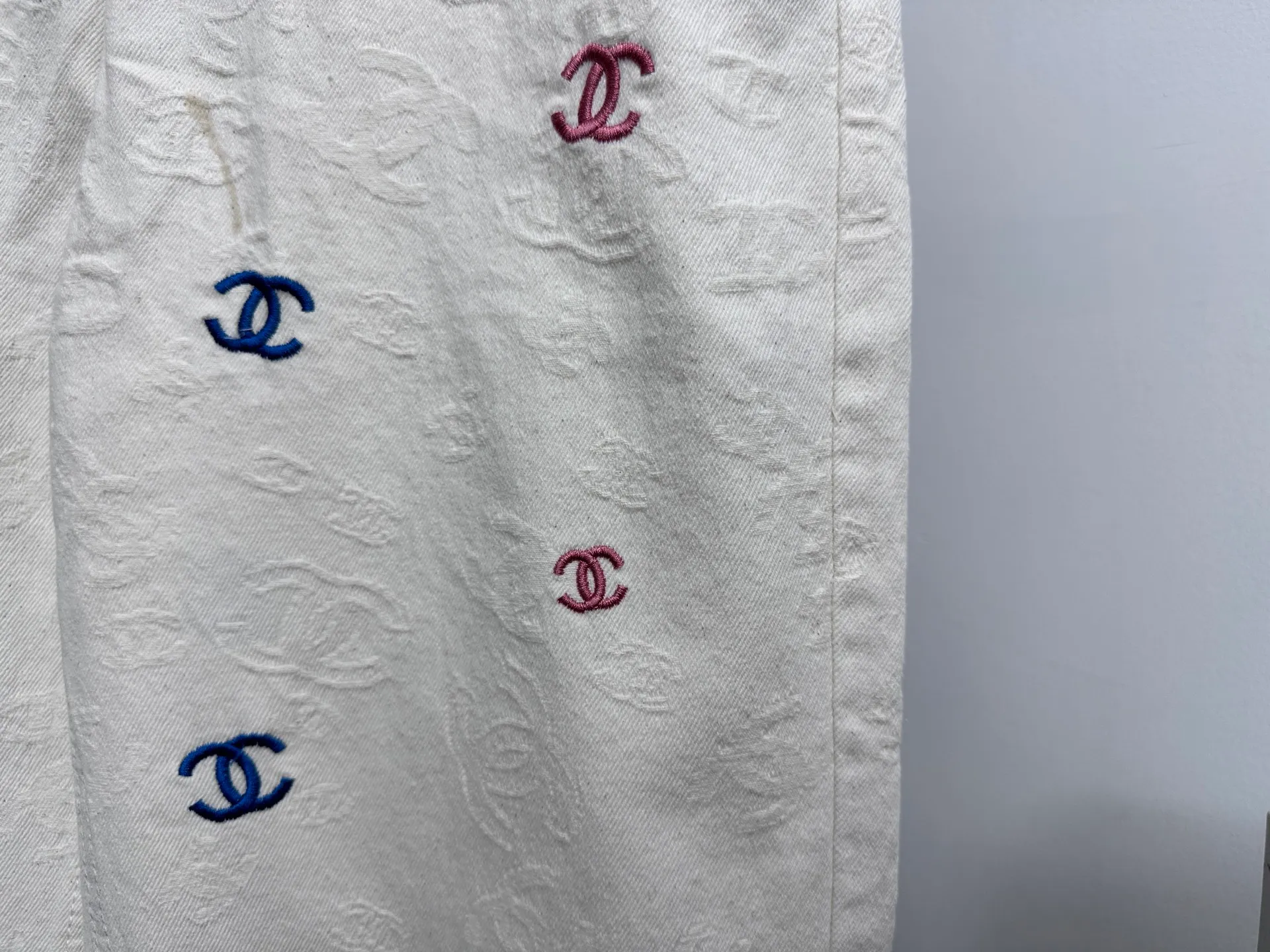 🅿️250 [Chanel] Xiaoxiang all-over printed denim trousers. Lazy style, fashionable and versatile. These jeans are really cool with wide legs. They cover the flesh and trim the crotch. It is good news for girls with voluptuous muscles. This highly recognizable style has a high rate of return. It must be a popular item this year. Size: XS-L