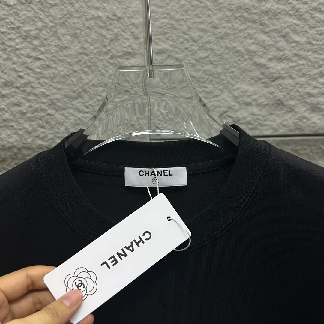 🅿️180 CHANE*Chanel*er 2025 spring and summer new style Classic totem paris letters Three-dimensional silicone technology Customized double yarn plain cotton fabric Short-sleeved T-shirt Unisex Color: Black White Size: S (90-130 pounds) M (120-150 pounds) L (140-165 pounds) XL (160-180 pounds) XXL (180-210 pounds)
