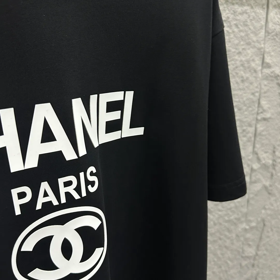 🅿️180 CHANE*Chanel*er 2025 spring and summer new style Classic totem paris letters Three-dimensional silicone technology Customized double yarn plain cotton fabric Short-sleeved T-shirt Unisex Color: Black White Size: S (90-130 pounds) M (120-150 pounds) L (140-165 pounds) XL (160-180 pounds) XXL (180-210 pounds)