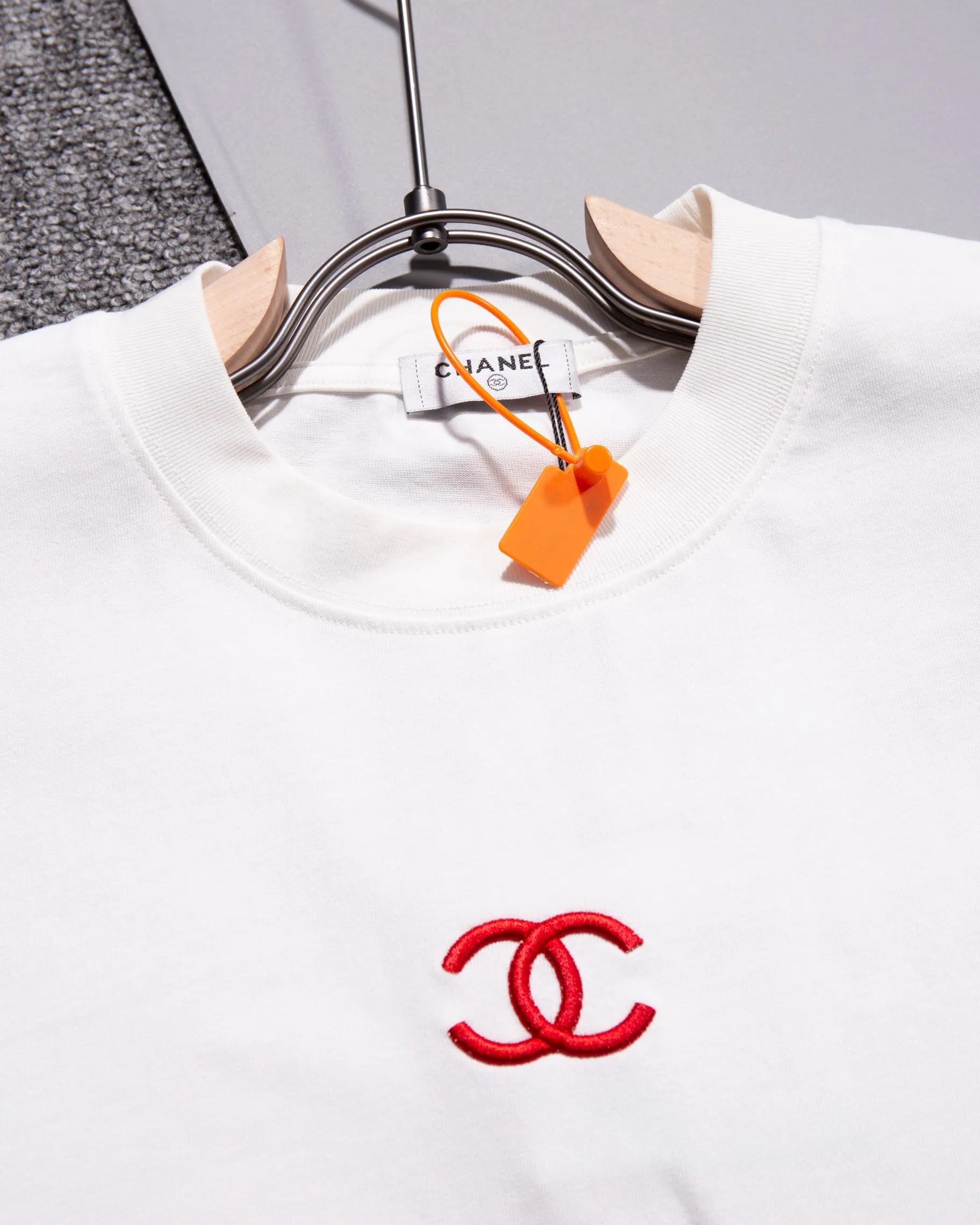 🅿️210 CHANEL Round neck short-sleeved T-shirt, towel embroidered letter LOGO🪡 small label logo, official synchronization, 1:1 original mold opening, fashion personality, versatile trend, pure original quality, original washed fabric, tag, collar label, washed wheat, three complete labels, color: black, white. Size: S M L XL