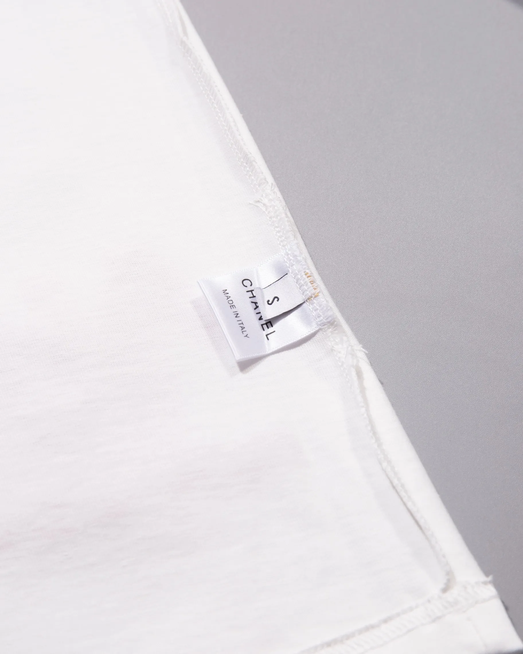 🅿️210 CHANEL Round neck short-sleeved T-shirt, towel embroidered letter LOGO🪡 small label logo, official synchronization, 1:1 original mold opening, fashion personality, versatile trend, pure original quality, original washed fabric, tag, collar label, washed wheat, three complete labels, color: black, white. Size: S M L XL