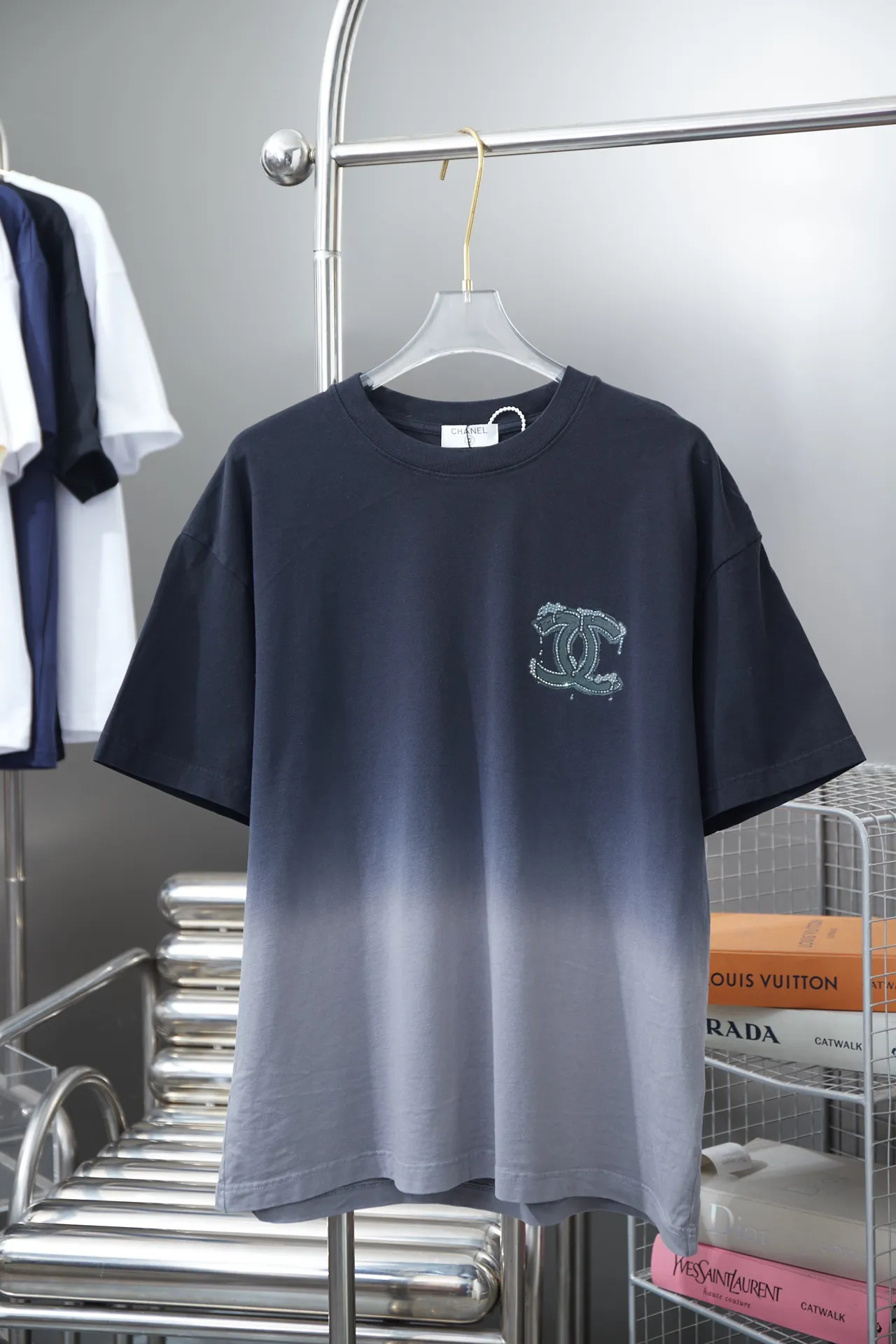 🅿️210 CHAN*L Xiaoxiangfeng 25SS early spring new style Classic letter printed diamond short sleeves Light luxury essential item for daily commuting for men and women Correct version Welcome to compare Detailed features · 280g 100% pure cotton double yarn jersey fabric · Custom dyed in the same vat, special thickened 32 pieces double strand 1X1 thread · Graffiti hand-painted pattern printing ➕ Imported Australian diamonds high temperature hot stamping. Ready-made garments are dyed Then do the faded fried snowflake process, then wash with water to make it look old. General washing to improve the effect · Double-needle stitching across seams · Original main mark, washed tag, branded moisture-proof paper packaging Color: black/pink/blue Size: S/M/L/XL