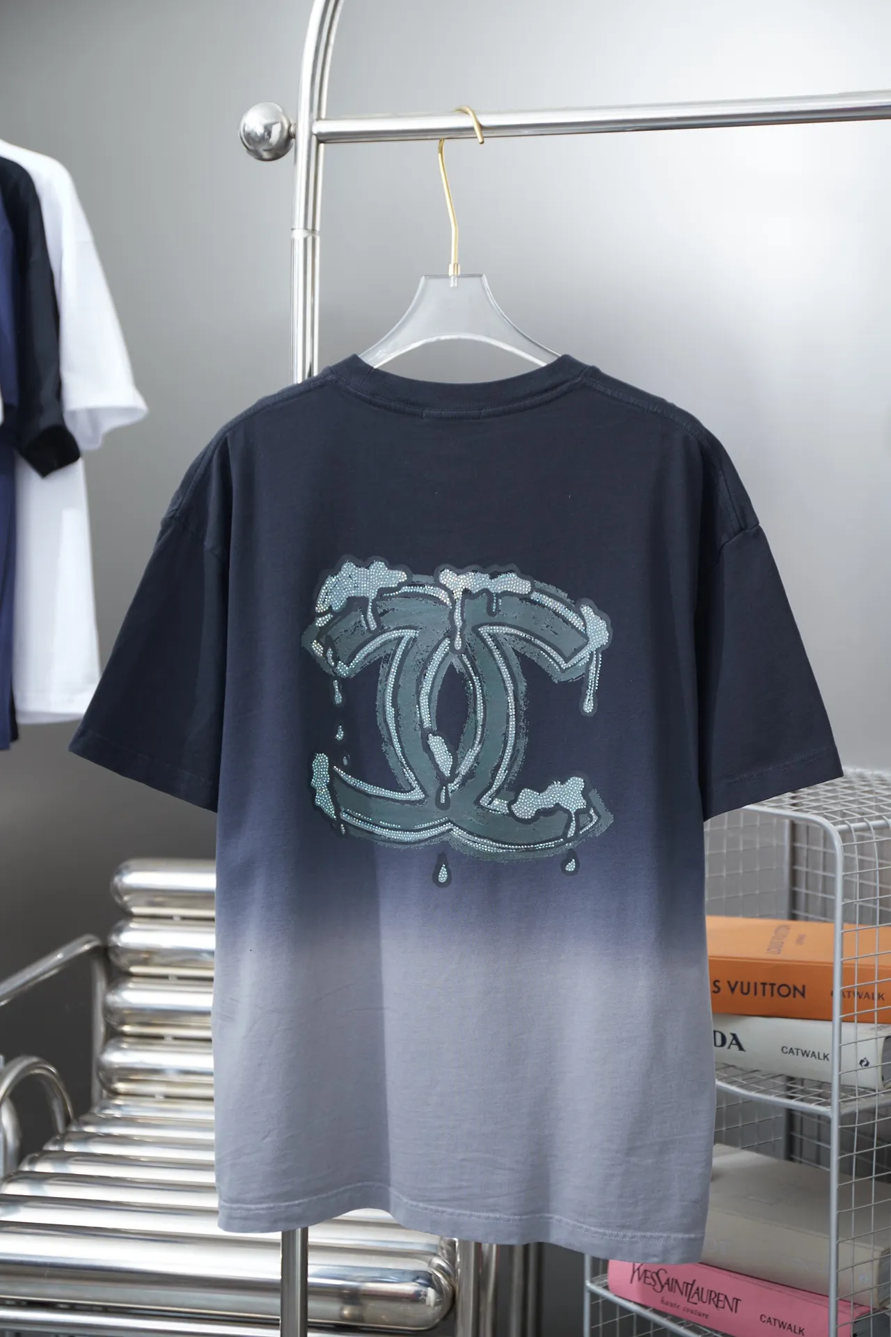 🅿️210 CHAN*L Xiaoxiangfeng 25SS early spring new style Classic letter printed diamond short sleeves Light luxury essential item for daily commuting for men and women Correct version Welcome to compare Detailed features · 280g 100% pure cotton double yarn jersey fabric · Custom dyed in the same vat, special thickened 32 pieces double strand 1X1 thread · Graffiti hand-painted pattern printing ➕ Imported Australian diamonds high temperature hot stamping. Ready-made garments are dyed Then do the faded fried snowflake process, then wash with water to make it look old. General washing to improve the effect · Double-needle stitching across seams · Original main mark, washed tag, branded moisture-proof paper packaging Color: black/pink/blue Size: S/M/L/XL