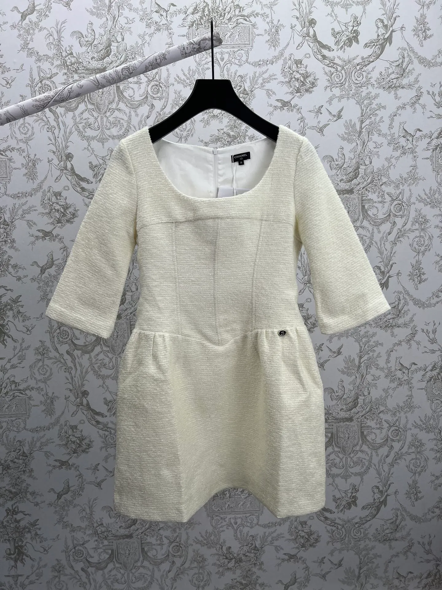 🅿️540 Chanel 25ss new mid-sleeve round neck dress. Ready-made woven texture, wide round neckline to increase skin exposure, visually slimmer. Bust and waist contour, slim and narrow processing, full of eye-catching highlights, double C logo on the waist. Code number: S.M.L
