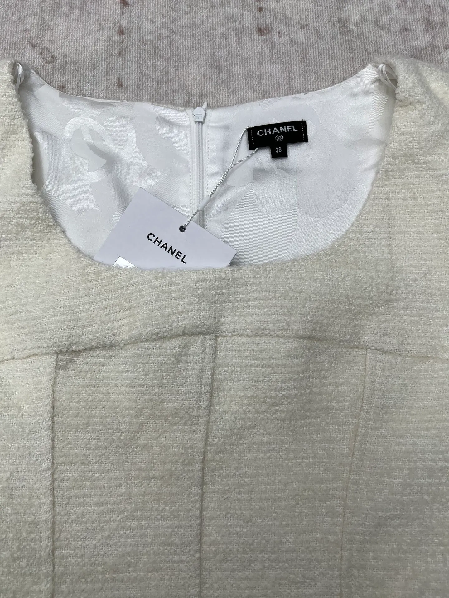 🅿️540 Chanel 25ss new mid-sleeve round neck dress. Ready-made woven texture, wide round neckline to increase skin exposure, visually slimmer. Bust and waist contour, slim and narrow processing, full of eye-catching highlights, double C logo on the waist. Code number: S.M.L
