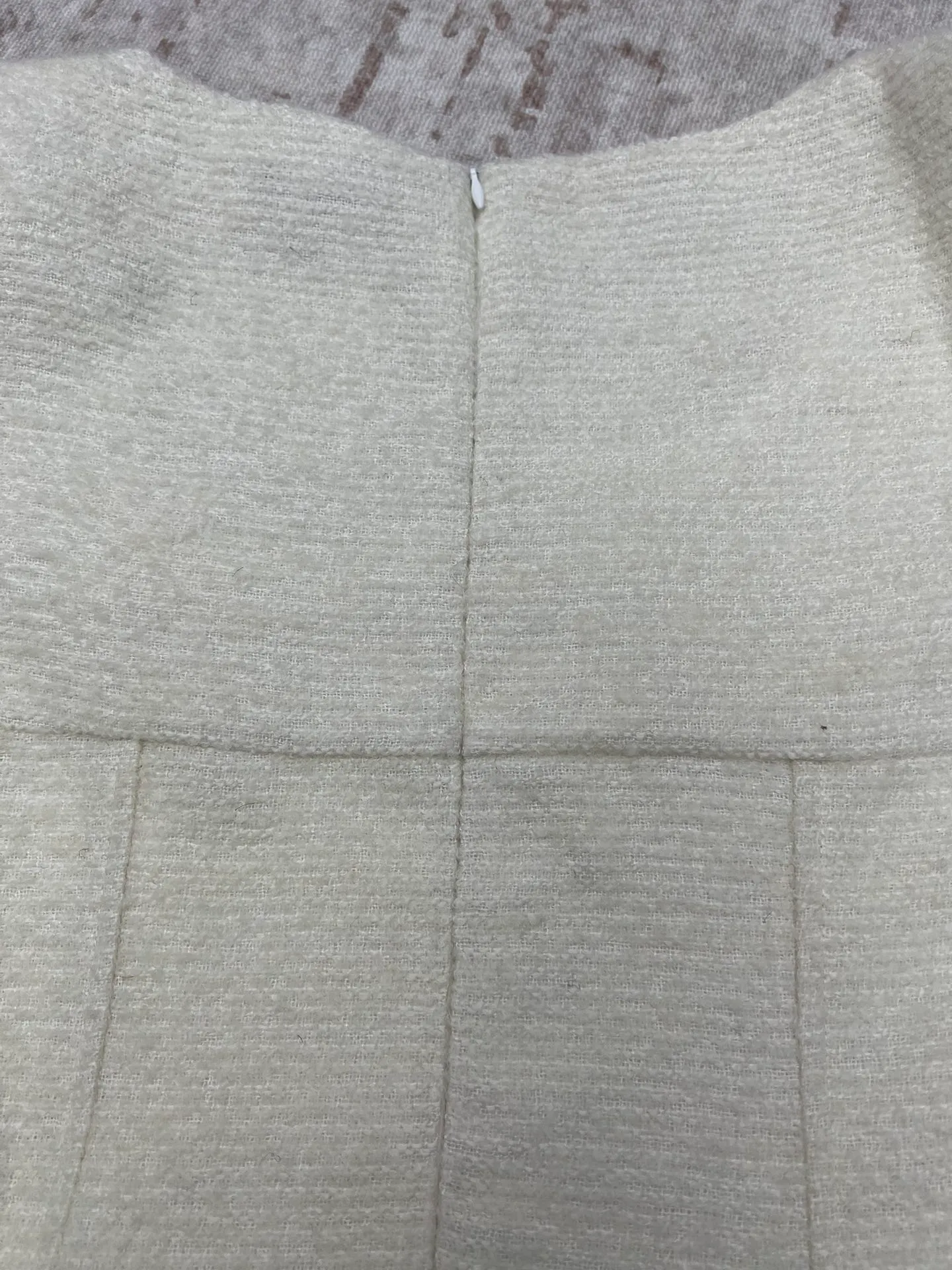 🅿️540 Chanel 25ss new mid-sleeve round neck dress. Ready-made woven texture, wide round neckline to increase skin exposure, visually slimmer. Bust and waist contour, slim and narrow processing, full of eye-catching highlights, double C logo on the waist. Code number: S.M.L