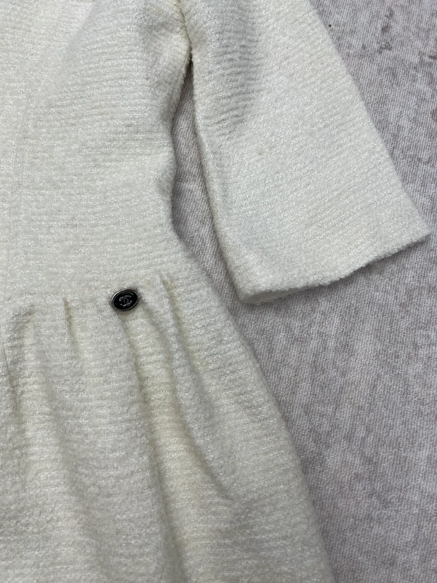 🅿️540 Chanel 25ss new mid-sleeve round neck dress. Ready-made woven texture, wide round neckline to increase skin exposure, visually slimmer. Bust and waist contour, slim and narrow processing, full of eye-catching highlights, double C logo on the waist. Code number: S.M.L