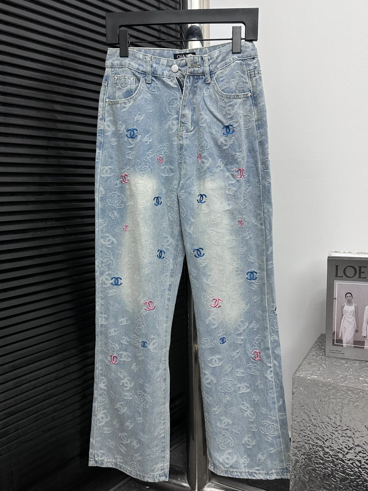 🅿️250 [Chanel] Xiaoxiang all-over printed denim trousers. Lazy style, fashionable and versatile. These jeans are really cool with wide legs. They cover the flesh and trim the crotch. It is good news for girls with voluptuous muscles. This highly recognizable style has a high rate of return. It must be a popular item this year. Size: XS-L