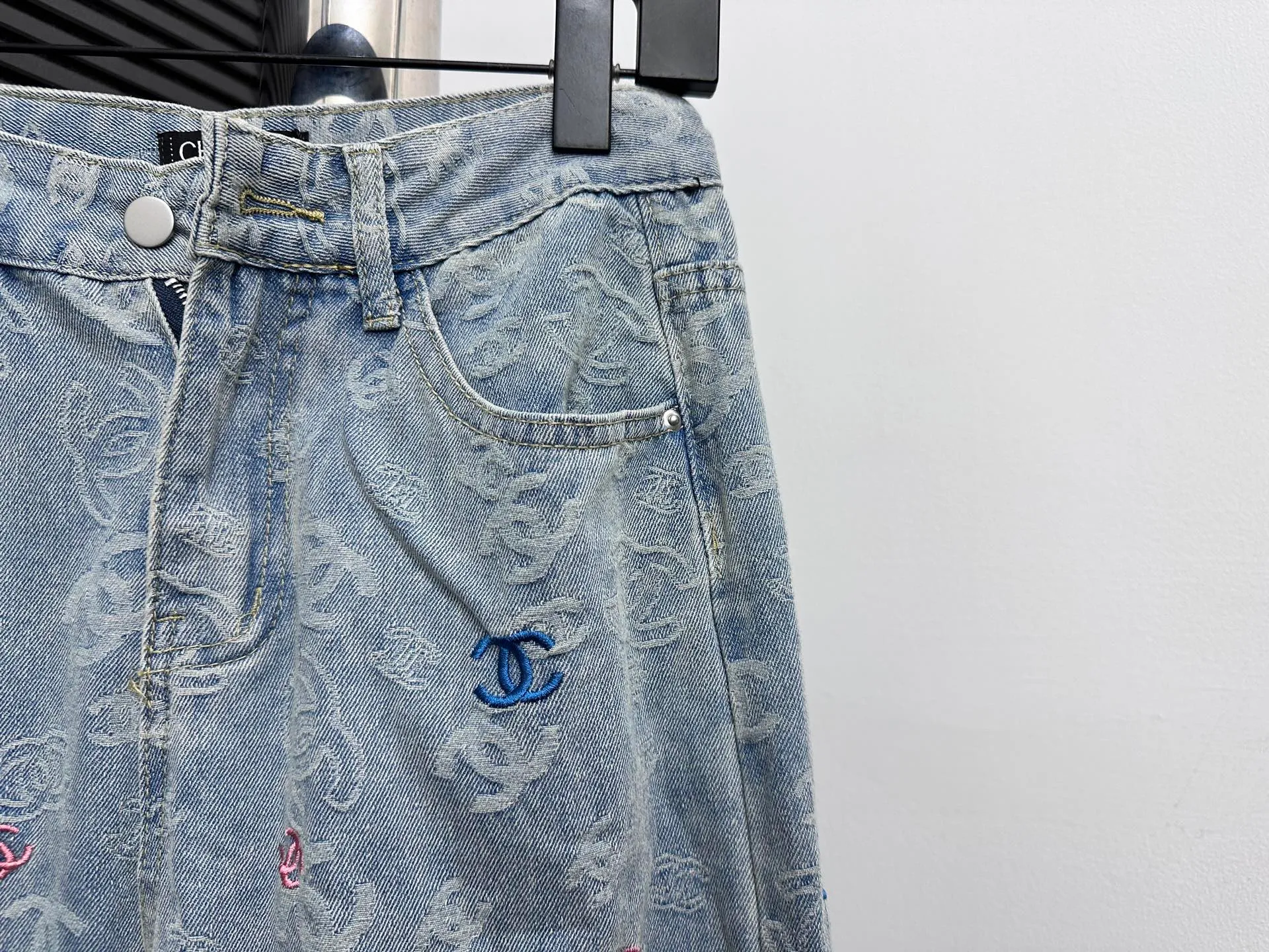 🅿️250 [Chanel] Xiaoxiang all-over printed denim trousers. Lazy style, fashionable and versatile. These jeans are really cool with wide legs. They cover the flesh and trim the crotch. It is good news for girls with voluptuous muscles. This highly recognizable style has a high rate of return. It must be a popular item this year. Size: XS-L