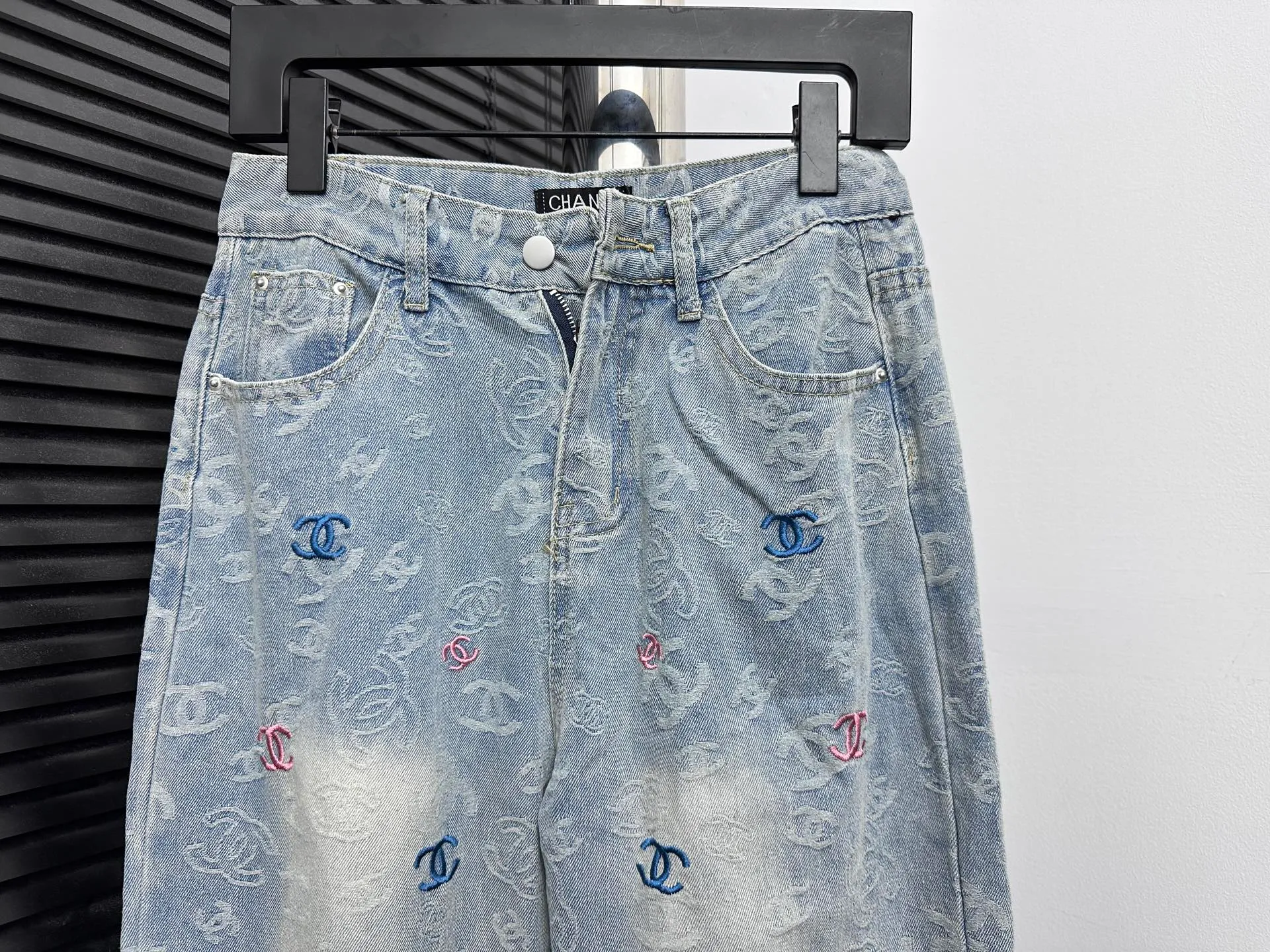 🅿️250 [Chanel] Xiaoxiang all-over printed denim trousers. Lazy style, fashionable and versatile. These jeans are really cool with wide legs. They cover the flesh and trim the crotch. It is good news for girls with voluptuous muscles. This highly recognizable style has a high rate of return. It must be a popular item this year. Size: XS-L