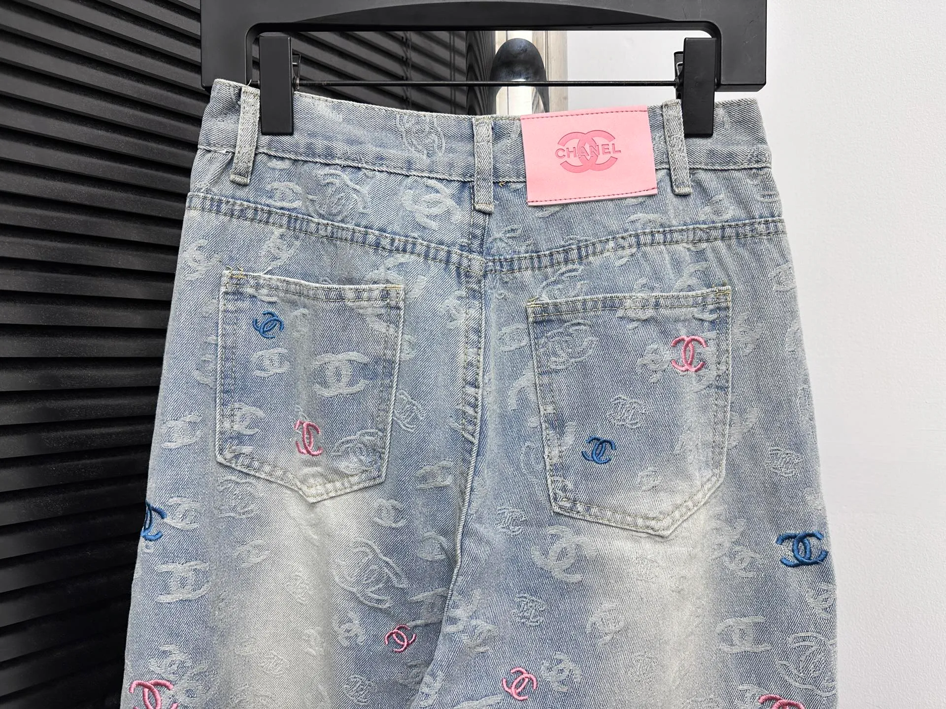 🅿️250 [Chanel] Xiaoxiang all-over printed denim trousers. Lazy style, fashionable and versatile. These jeans are really cool with wide legs. They cover the flesh and trim the crotch. It is good news for girls with voluptuous muscles. This highly recognizable style has a high rate of return. It must be a popular item this year. Size: XS-L