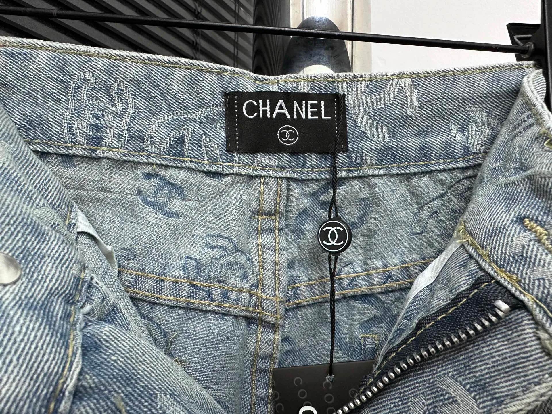 🅿️250 [Chanel] Xiaoxiang all-over printed denim trousers. Lazy style, fashionable and versatile. These jeans are really cool with wide legs. They cover the flesh and trim the crotch. It is good news for girls with voluptuous muscles. This highly recognizable style has a high rate of return. It must be a popular item this year. Size: XS-L