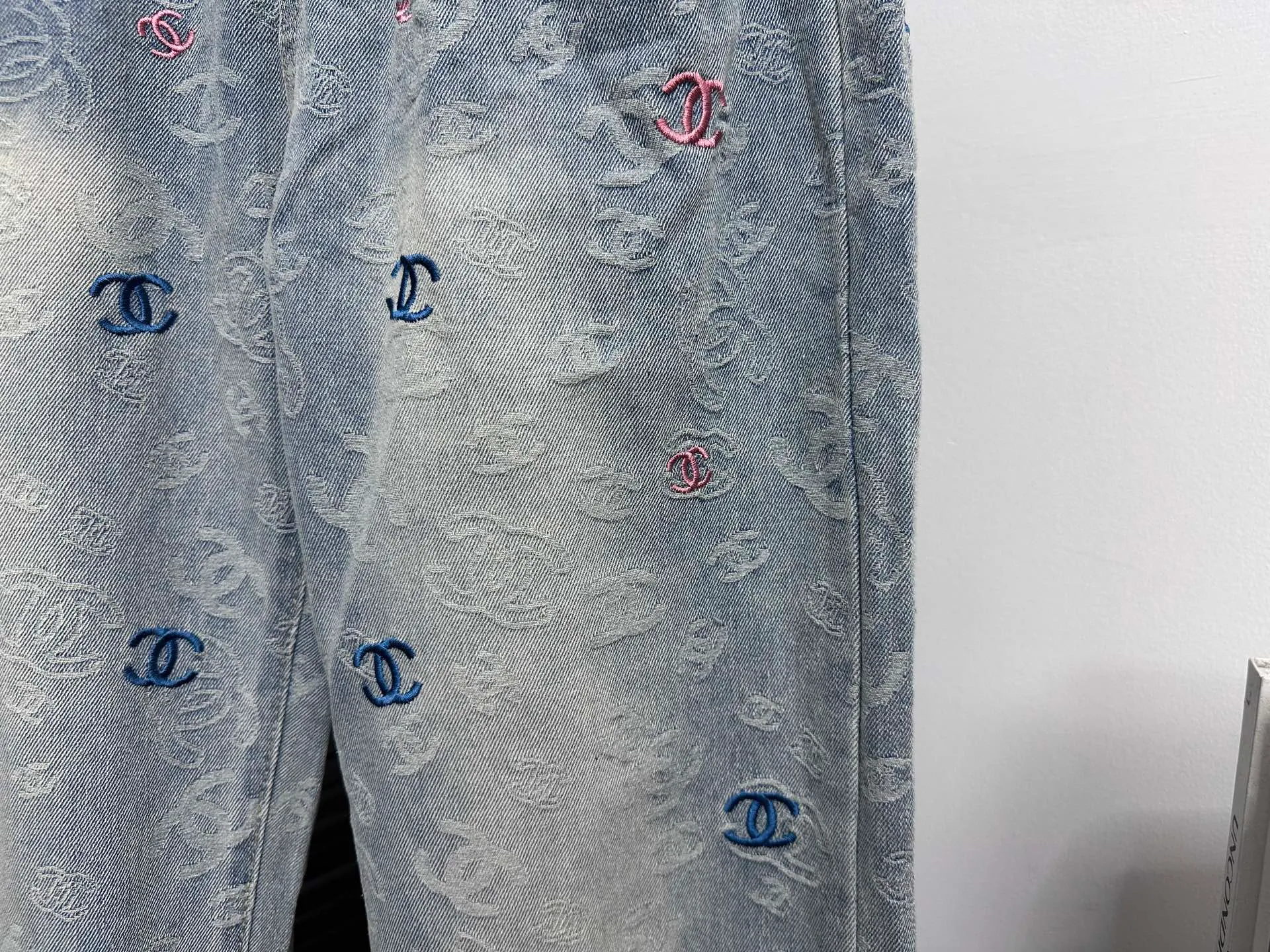 🅿️250 [Chanel] Xiaoxiang all-over printed denim trousers. Lazy style, fashionable and versatile. These jeans are really cool with wide legs. They cover the flesh and trim the crotch. It is good news for girls with voluptuous muscles. This highly recognizable style has a high rate of return. It must be a popular item this year. Size: XS-L