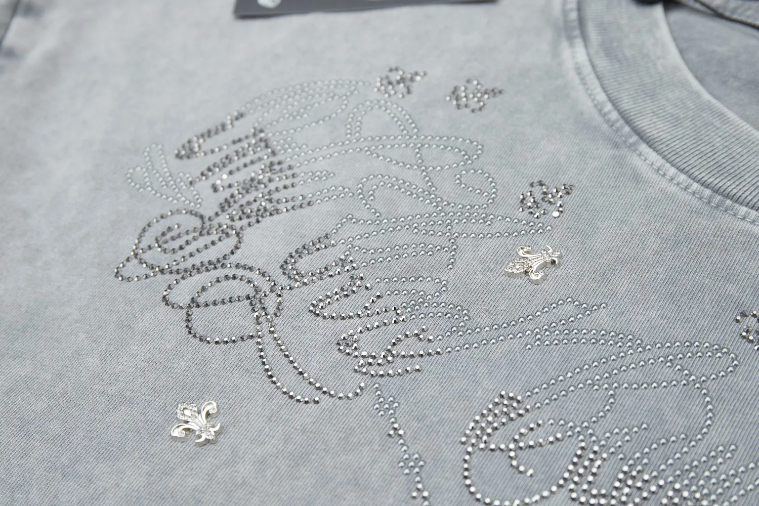 🅿️220 ✨CH✨🆕25SS spring and summer new style Crow ✝ embroidered short-sleeved frame Light luxury essential item for daily commuting for men and women Correct version Welcome to compare Detailed features · 280g 100% pure cotton double yarn jersey fabric · Custom dyed in the same vat, special thickened 32 count double-ply 1X1 thread · Imported Australian pearlescent diamonds ✝ pattern ➕ high-temperature stamping of hardware letters. Dyeing of ready-made garments, then faded and fried snowflake process, then washed to make it look old. General washing to improve the effect · Double-needle stitching and cross-stitch process · Original main mark washed tag brand moisture-proof paper packaging Color: black/grey/apricot Size: S/M/L/XL