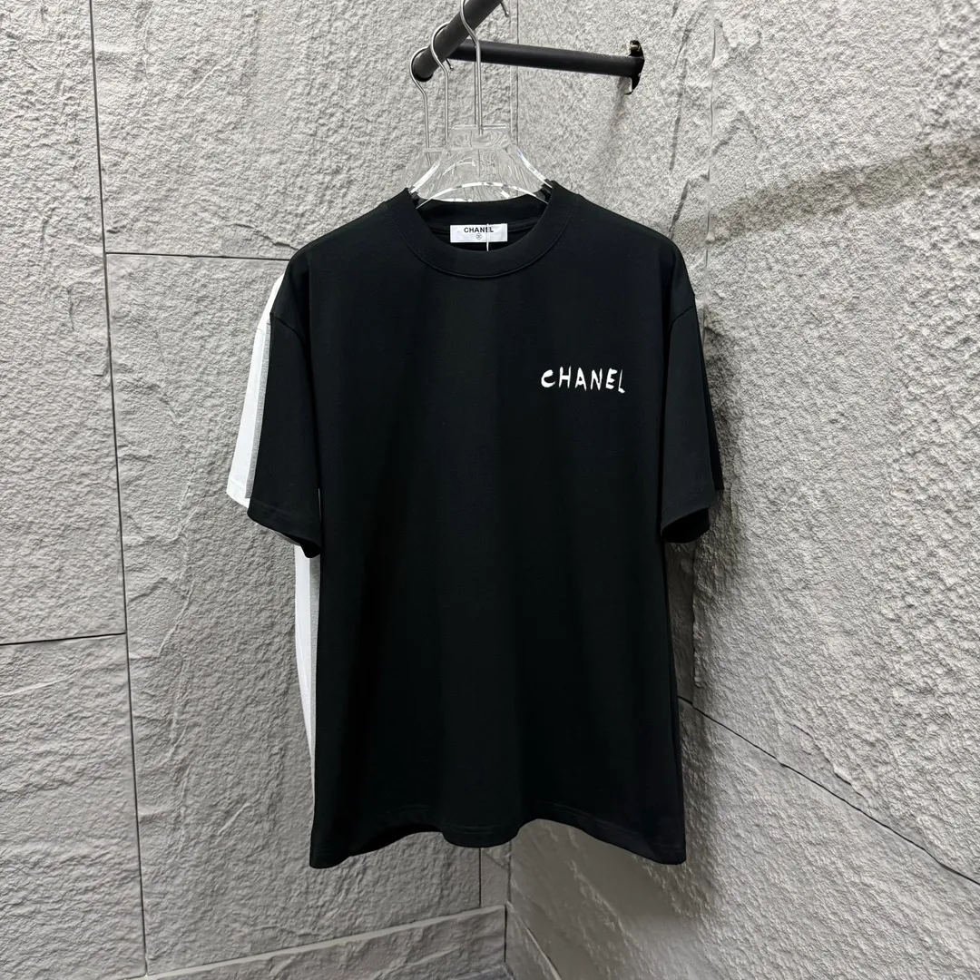 🅿️180 CHANE*Chanel*er 2025 spring and summer new style Classic letter printing Big flower personalized signature printing on the back Customized double yarn plain cotton fabric Short-sleeved T-shirt Unisex Size: S (90-130 catties) M (120-150 catties) L (140-165 catties) XL (160-180 catties) XXL (180-210 pounds) Color: black white