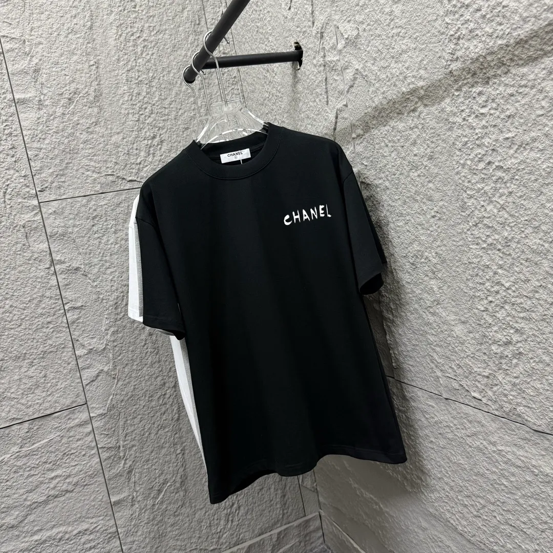 🅿️180 CHANE*Chanel*er 2025 spring and summer new style Classic letter printing Big flower personalized signature printing on the back Customized double yarn plain cotton fabric Short-sleeved T-shirt Unisex Size: S (90-130 catties) M (120-150 catties) L (140-165 catties) XL (160-180 catties) XXL (180-210 pounds) Color: black white