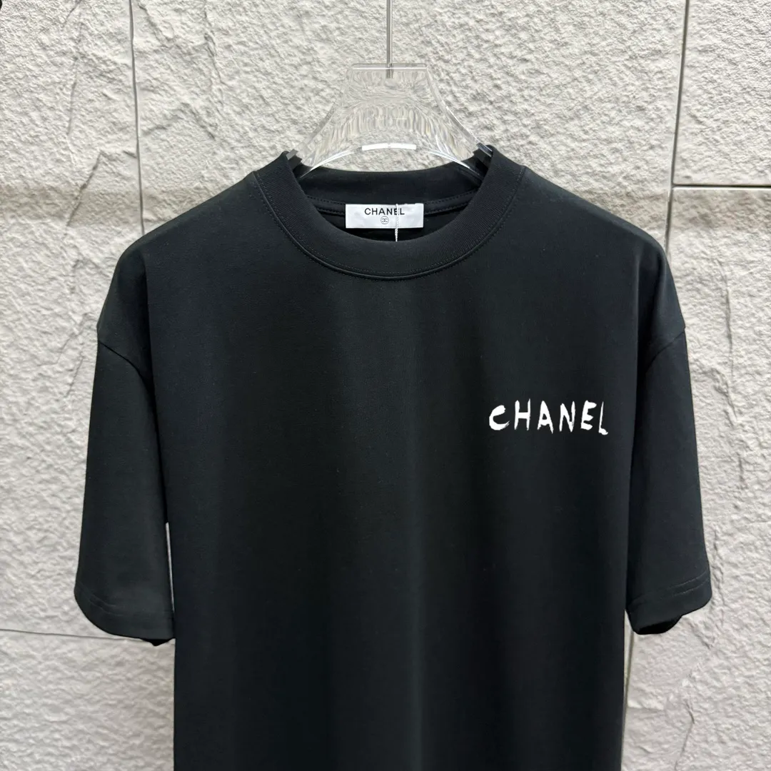🅿️180 CHANE*Chanel*er 2025 spring and summer new style Classic letter printing Big flower personalized signature printing on the back Customized double yarn plain cotton fabric Short-sleeved T-shirt Unisex Size: S (90-130 catties) M (120-150 catties) L (140-165 catties) XL (160-180 catties) XXL (180-210 pounds) Color: black white