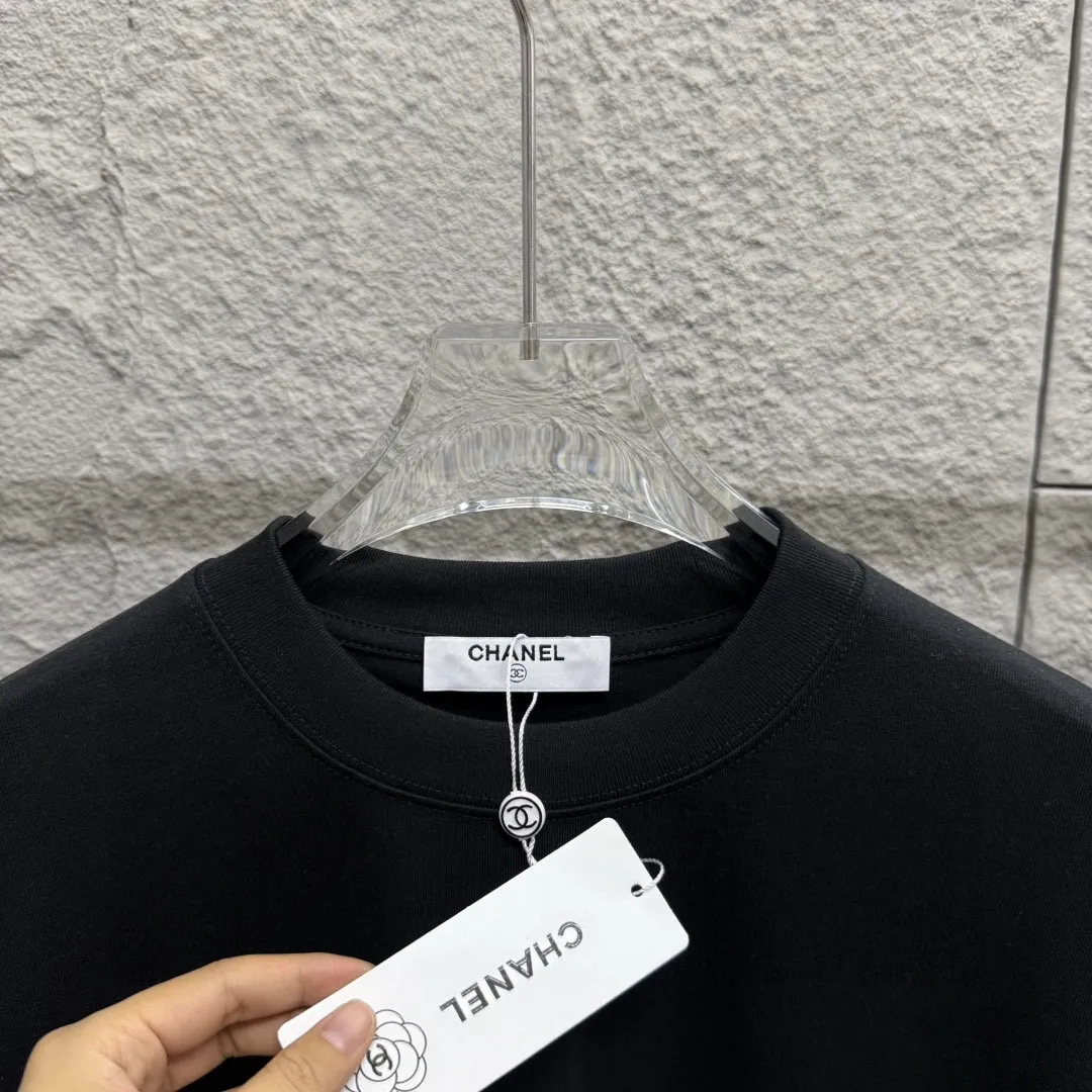 🅿️180 CHANE*Chanel*er 2025 spring and summer new style Classic letter printing Big flower personalized signature printing on the back Customized double yarn plain cotton fabric Short-sleeved T-shirt Unisex Size: S (90-130 catties) M (120-150 catties) L (140-165 catties) XL (160-180 catties) XXL (180-210 pounds) Color: black white