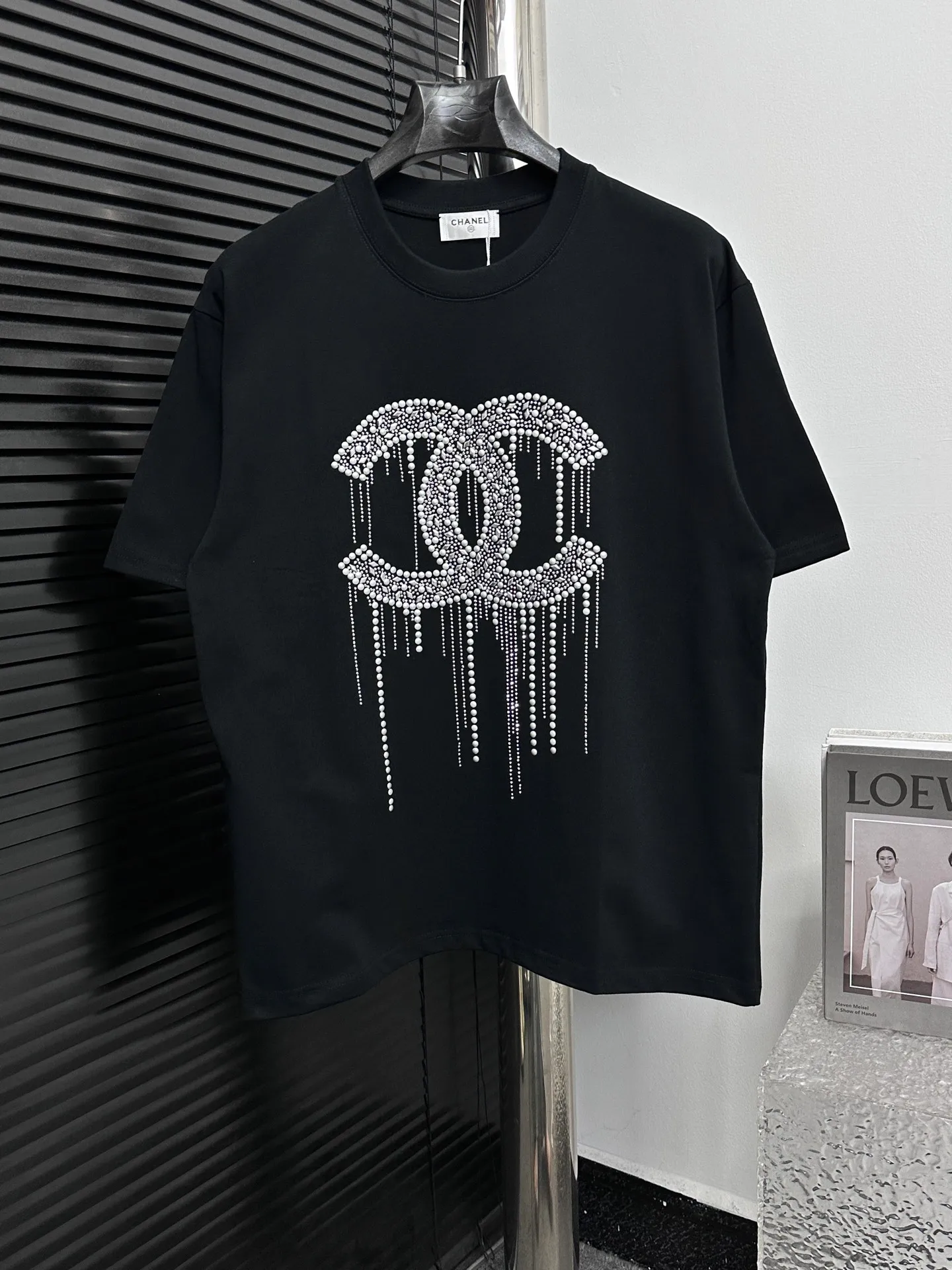 🅿️180 【ChaneL】Xiaoxiangfeng 25ss new round neck T-shirt. Pure cotton fabric, washed, soft and skin-friendly. The workmanship is meticulous, the thickness is moderate, the shape is simple and refined, independent and elegant. The same style for men and women, loose fit, fashionable and versatile for all ages. Color: Black White Size: S-XL