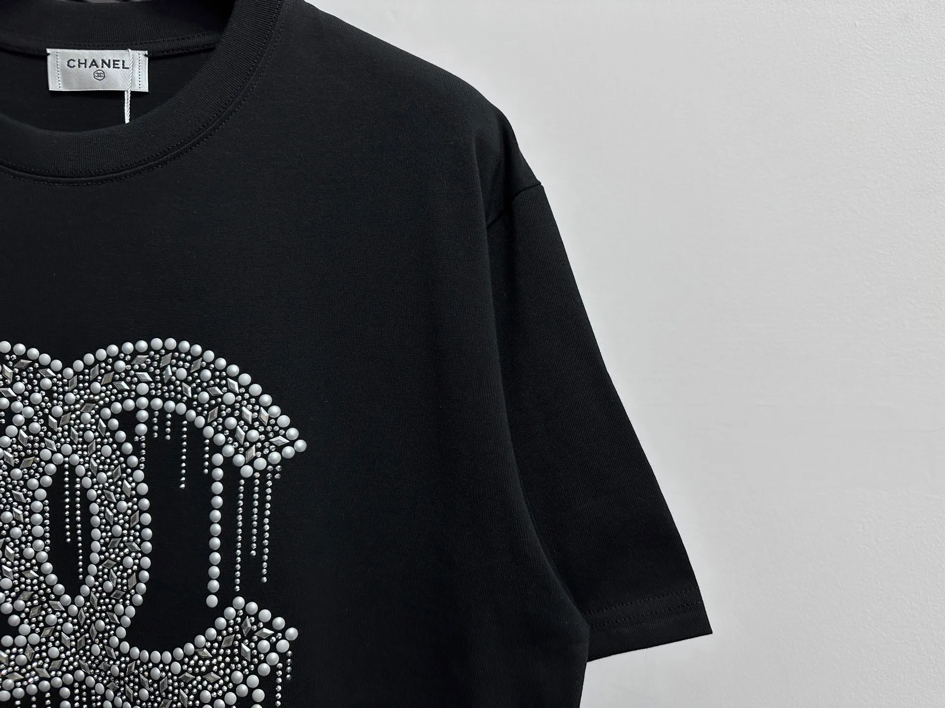 🅿️180 【ChaneL】Xiaoxiangfeng 25ss new round neck T-shirt. Pure cotton fabric, washed, soft and skin-friendly. The workmanship is meticulous, the thickness is moderate, the shape is simple and refined, independent and elegant. The same style for men and women, loose fit, fashionable and versatile for all ages. Color: Black White Size: S-XL