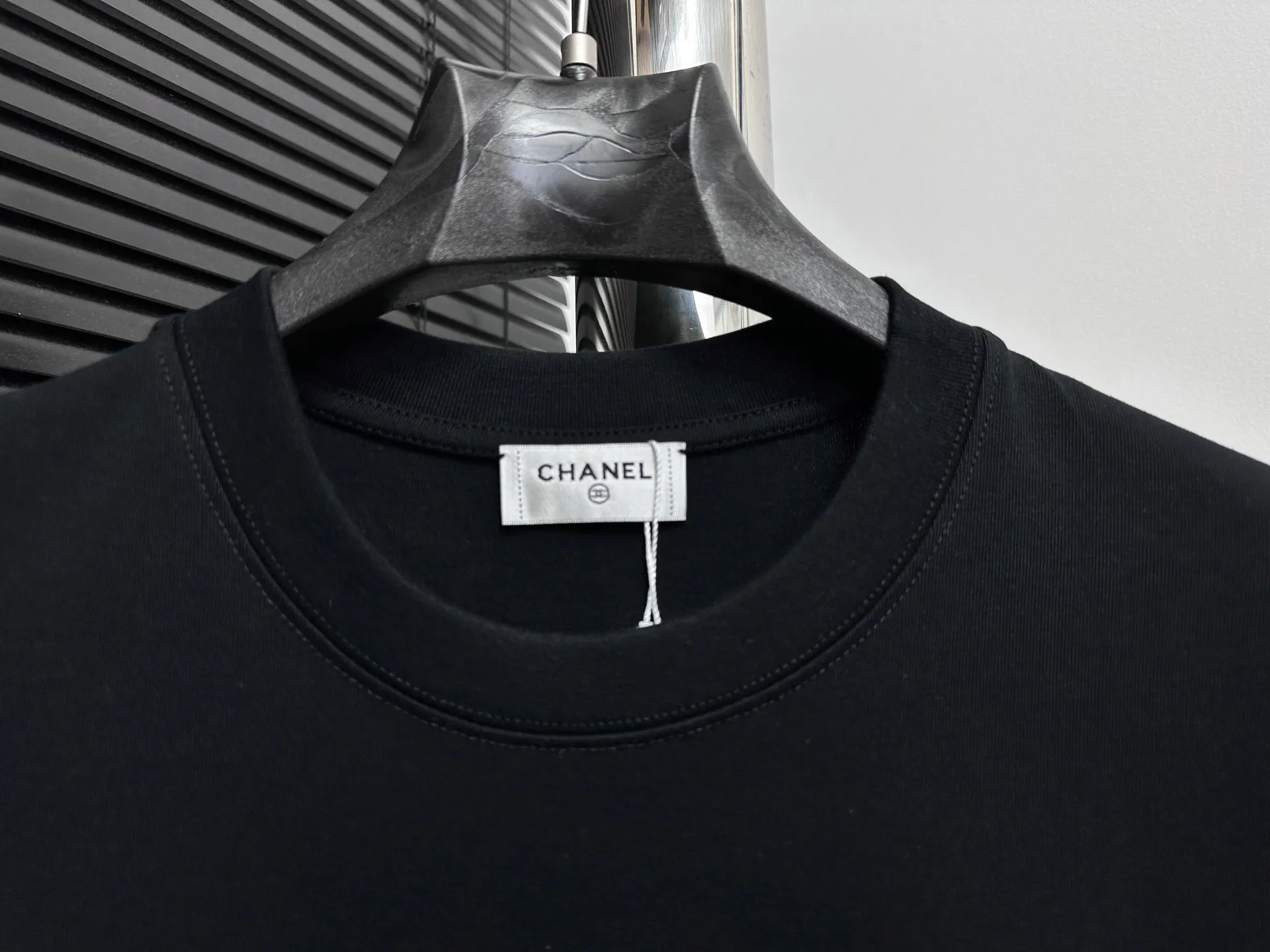 🅿️180 【ChaneL】Xiaoxiangfeng 25ss new round neck T-shirt. Pure cotton fabric, washed, soft and skin-friendly. The workmanship is meticulous, the thickness is moderate, the shape is simple and refined, independent and elegant. The same style for men and women, loose fit, fashionable and versatile for all ages. Color: Black White Size: S-XL