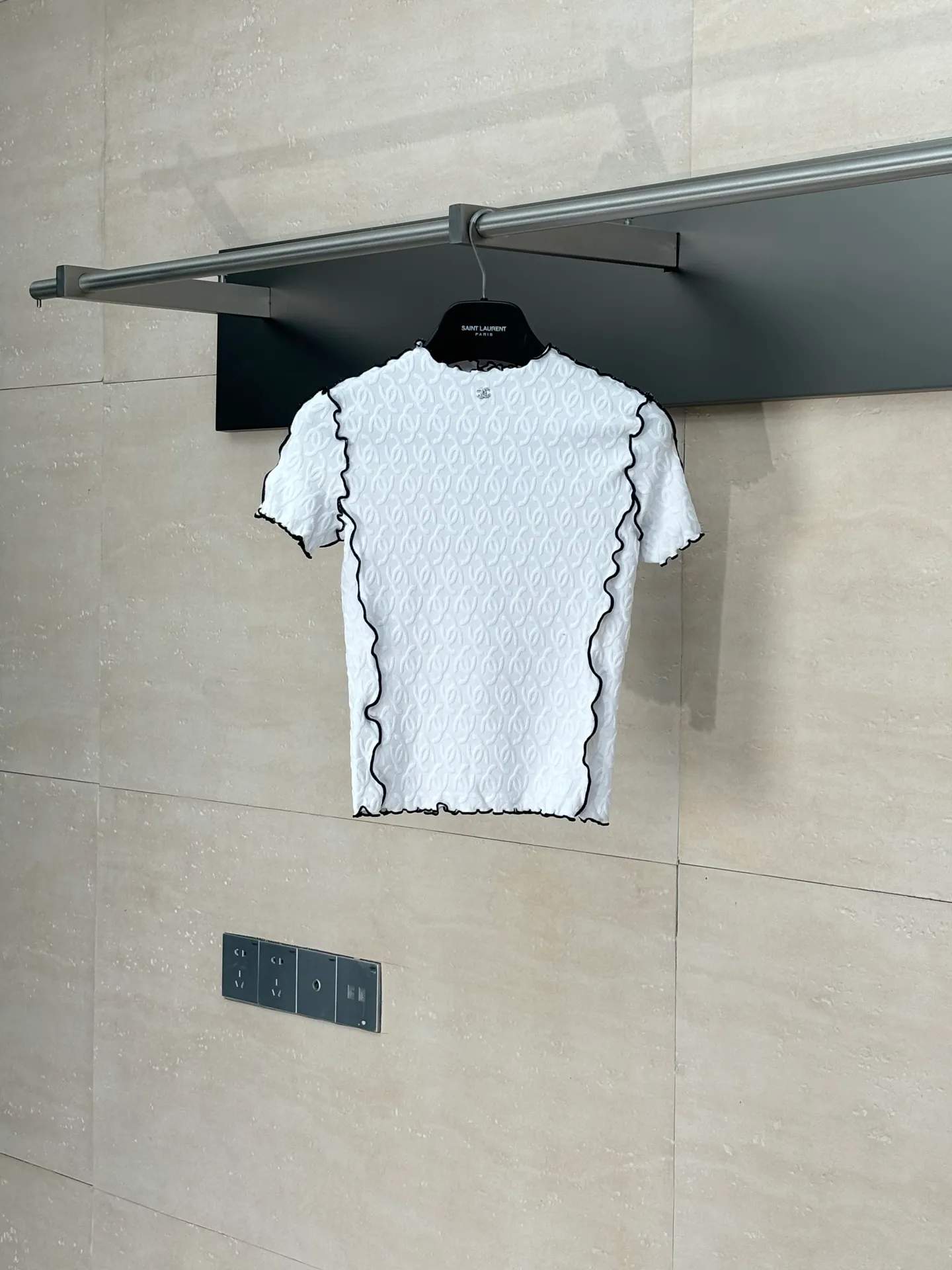 🅿️300 Chanel*/Chanel 25Ss new stand-up collar lace slim short sleeves. Customized imported materials, heavy craftsmanship. Presenting three-dimensional concave and convex double C texture, soft and comfortable, stand-up collar short-sleeved cut. Black and white contrasting colors outline the fungus lace outline, adding exquisite tonality. Three-dimensional double C texture throughout the body, fitting the body shape and making you slimmer. Decorated with double C logo on the chest to show the brand tonality. Versatile style regardless of age and skin color, match with skirts and trousers. Suitable for age-reducing fashionable western style Size: 36/38/40