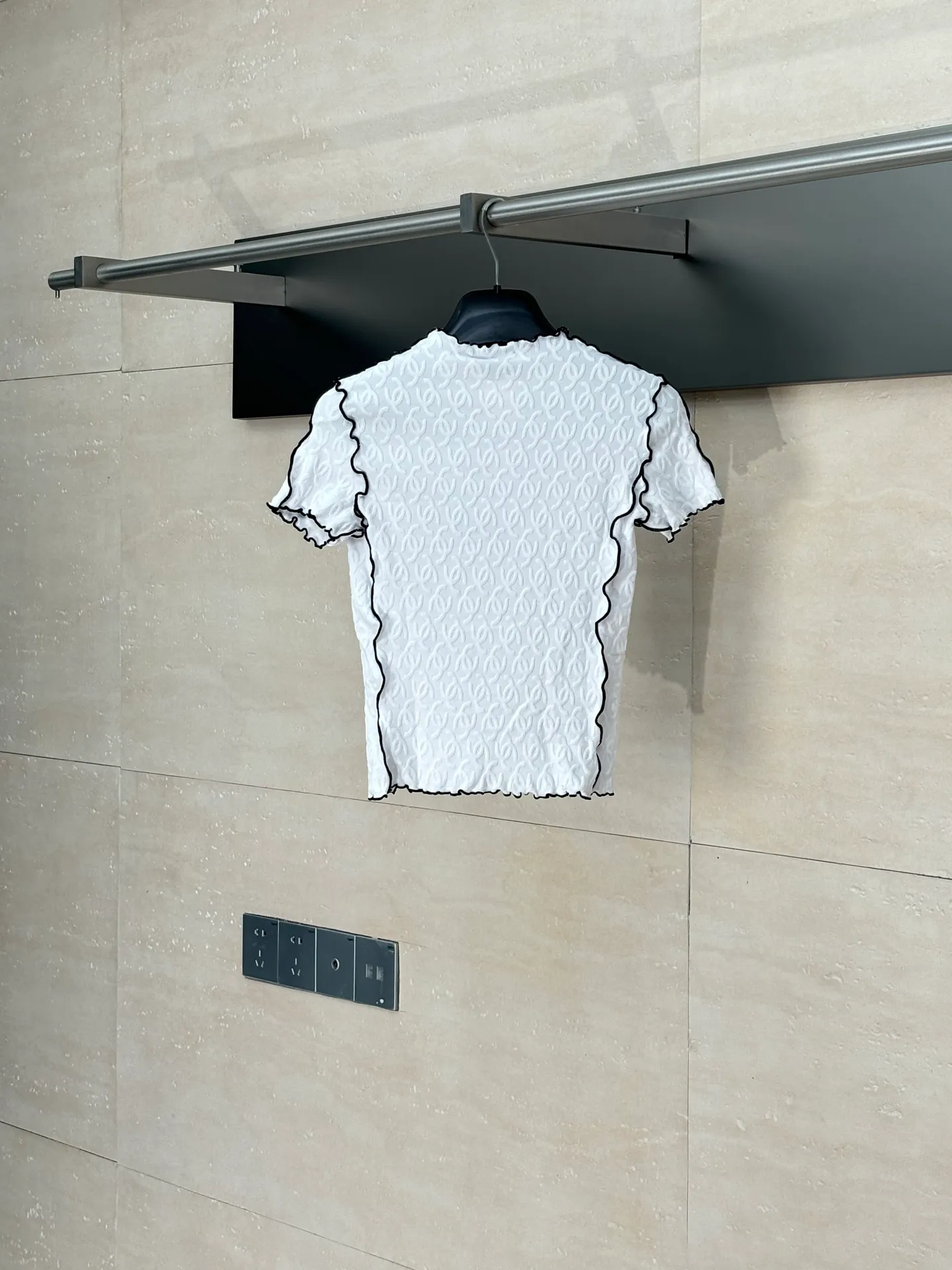 🅿️300 Chanel*/Chanel 25Ss new stand-up collar lace slim short sleeves. Customized imported materials, heavy craftsmanship. Presenting three-dimensional concave and convex double C texture, soft and comfortable, stand-up collar short-sleeved cut. Black and white contrasting colors outline the fungus lace outline, adding exquisite tonality. Three-dimensional double C texture throughout the body, fitting the body shape and making you slimmer. Decorated with double C logo on the chest to show the brand tonality. Versatile style regardless of age and skin color, match with skirts and trousers. Suitable for age-reducing fashionable western style Size: 36/38/40