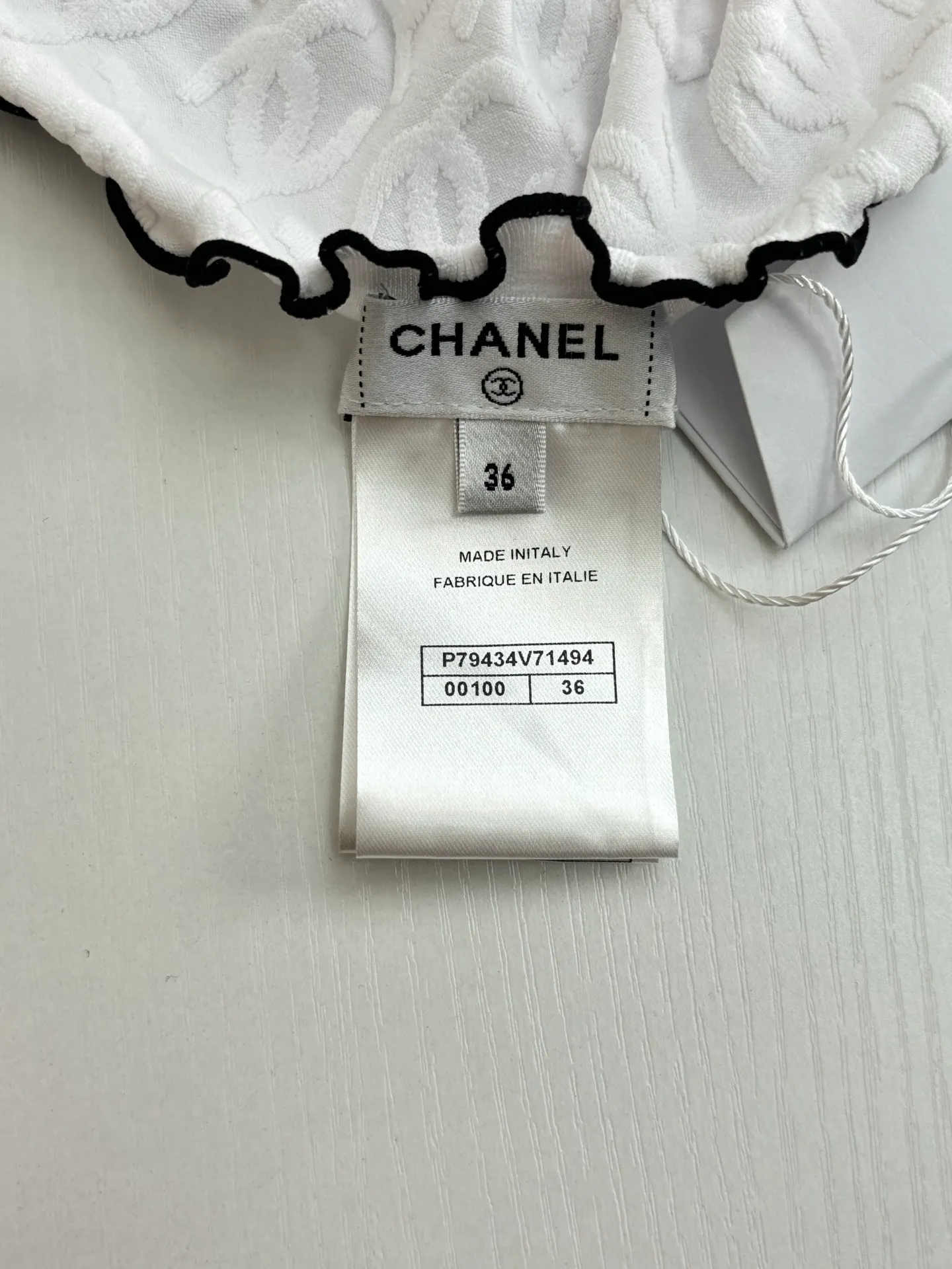 🅿️300 Chanel*/Chanel 25Ss new stand-up collar lace slim short sleeves. Customized imported materials, heavy craftsmanship. Presenting three-dimensional concave and convex double C texture, soft and comfortable, stand-up collar short-sleeved cut. Black and white contrasting colors outline the fungus lace outline, adding exquisite tonality. Three-dimensional double C texture throughout the body, fitting the body shape and making you slimmer. Decorated with double C logo on the chest to show the brand tonality. Versatile style regardless of age and skin color, match with skirts and trousers. Suitable for age-reducing fashionable western style Size: 36/38/40