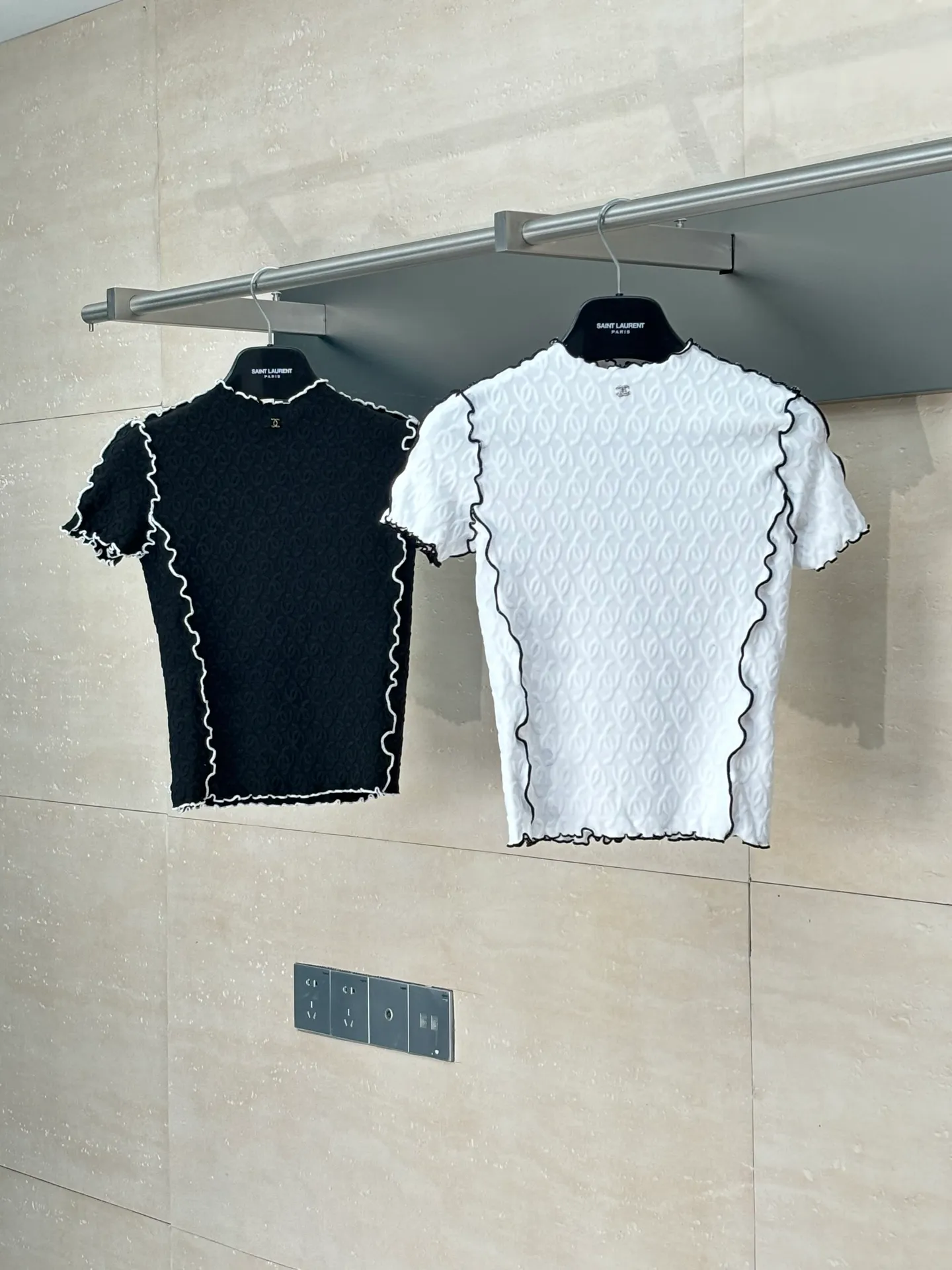 🅿️300 Chanel*/Chanel 25Ss new stand-up collar lace slim short sleeves. Customized imported materials, heavy craftsmanship. Presenting three-dimensional concave and convex double C texture, soft and comfortable, stand-up collar short-sleeved cut. Black and white contrasting colors outline the fungus lace outline, adding exquisite tonality. Three-dimensional double C texture throughout the body, fitting the body shape and making you slimmer. Decorated with double C logo on the chest to show the brand tonality. Versatile style regardless of age and skin color, match with skirts and trousers. Suitable for age-reducing fashionable western style Size: 36/38/40