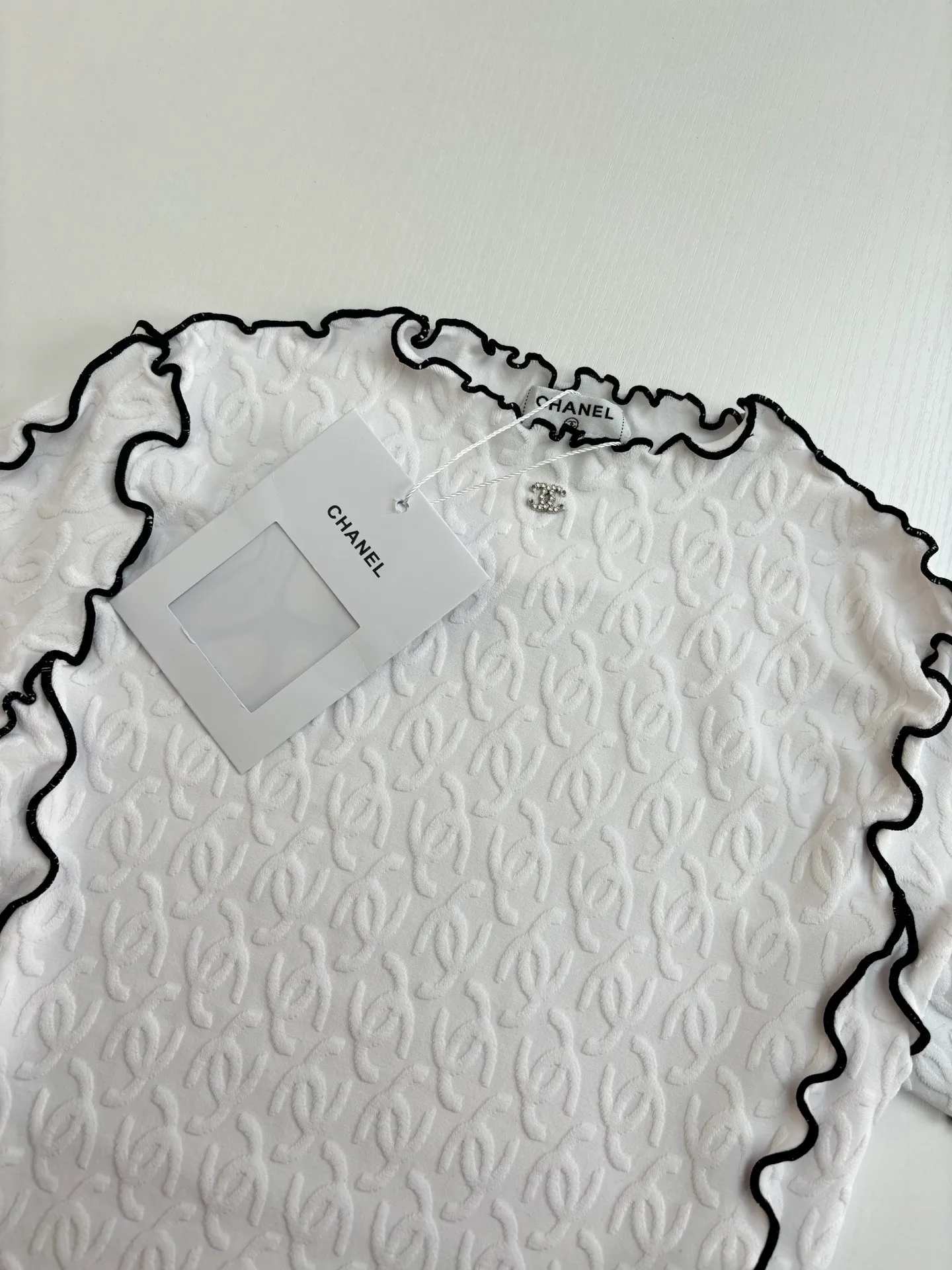 🅿️300 Chanel*/Chanel 25Ss new stand-up collar lace slim short sleeves. Customized imported materials, heavy craftsmanship. Presenting three-dimensional concave and convex double C texture, soft and comfortable, stand-up collar short-sleeved cut. Black and white contrasting colors outline the fungus lace outline, adding exquisite tonality. Three-dimensional double C texture throughout the body, fitting the body shape and making you slimmer. Decorated with double C logo on the chest to show the brand tonality. Versatile style regardless of age and skin color, match with skirts and trousers. Suitable for age-reducing fashionable western style Size: 36/38/40