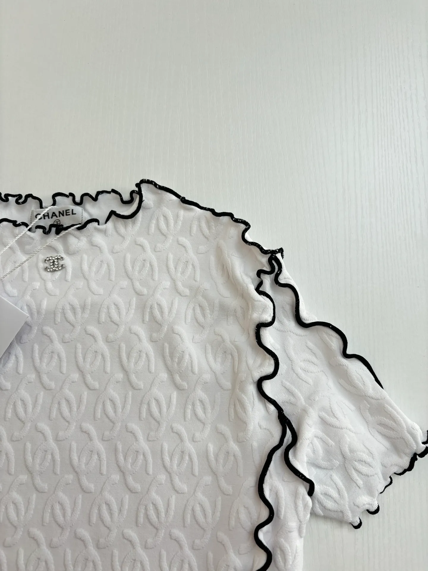 🅿️300 Chanel*/Chanel 25Ss new stand-up collar lace slim short sleeves. Customized imported materials, heavy craftsmanship. Presenting three-dimensional concave and convex double C texture, soft and comfortable, stand-up collar short-sleeved cut. Black and white contrasting colors outline the fungus lace outline, adding exquisite tonality. Three-dimensional double C texture throughout the body, fitting the body shape and making you slimmer. Decorated with double C logo on the chest to show the brand tonality. Versatile style regardless of age and skin color, match with skirts and trousers. Suitable for age-reducing fashionable western style Size: 36/38/40