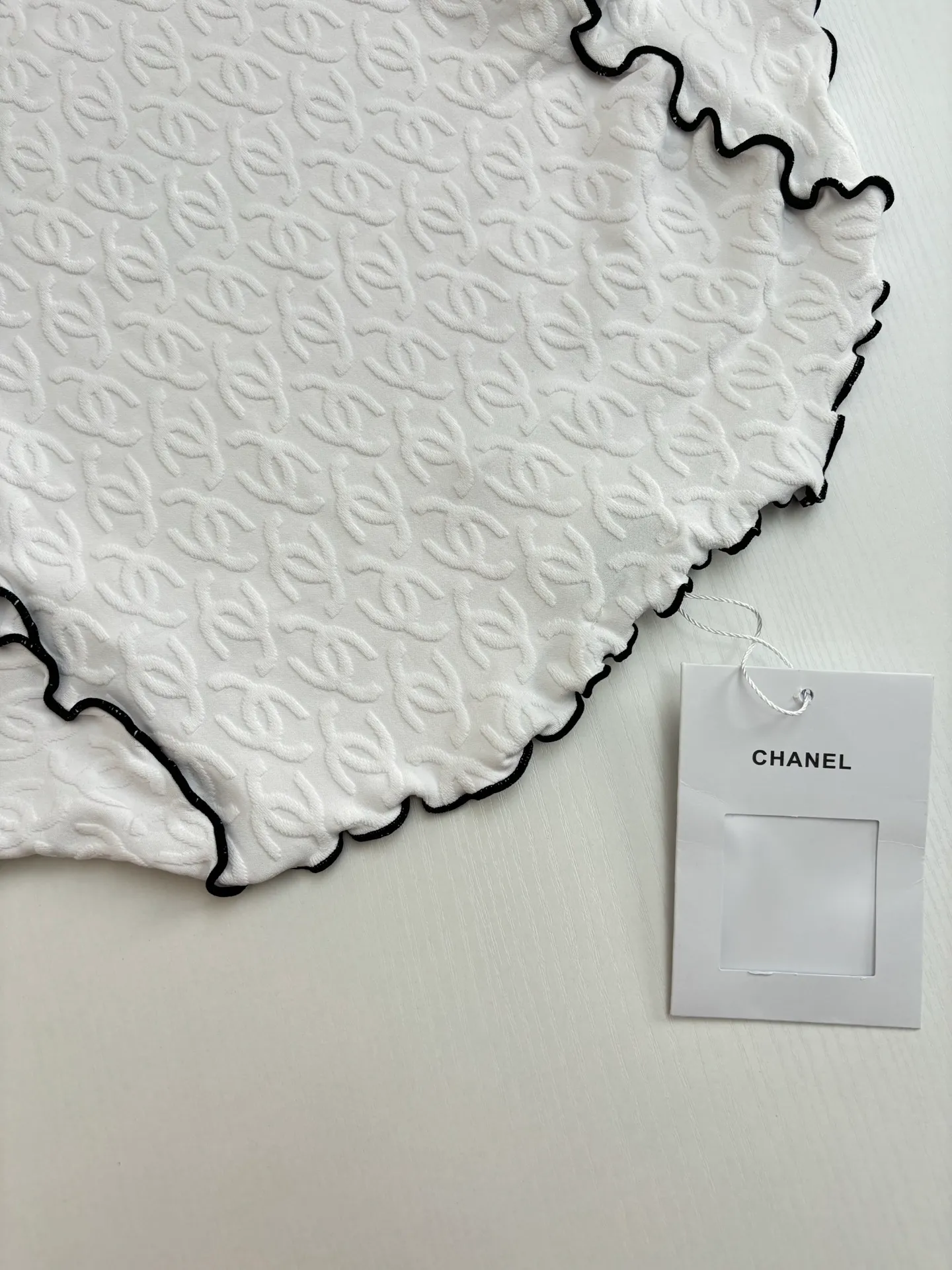 🅿️300 Chanel*/Chanel 25Ss new stand-up collar lace slim short sleeves. Customized imported materials, heavy craftsmanship. Presenting three-dimensional concave and convex double C texture, soft and comfortable, stand-up collar short-sleeved cut. Black and white contrasting colors outline the fungus lace outline, adding exquisite tonality. Three-dimensional double C texture throughout the body, fitting the body shape and making you slimmer. Decorated with double C logo on the chest to show the brand tonality. Versatile style regardless of age and skin color, match with skirts and trousers. Suitable for age-reducing fashionable western style Size: 36/38/40