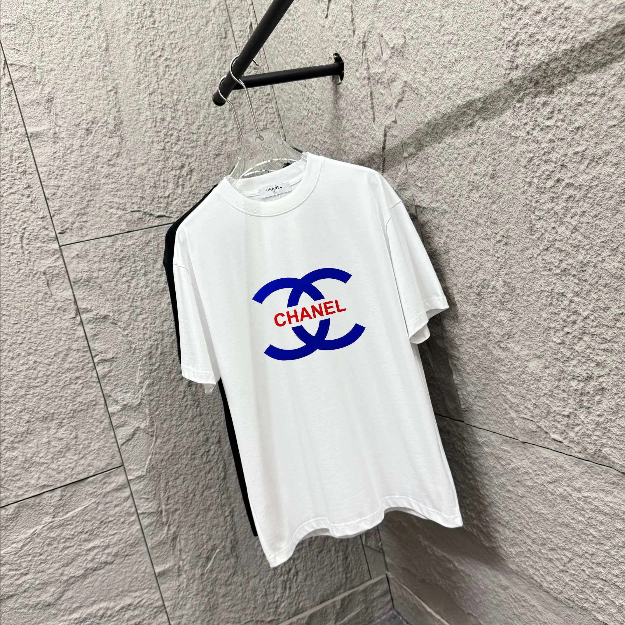 🅿️180 CHANE*Chanel*er 2025 spring and summer new style Classic letter totem Three-dimensional flocking technology Customized double yarn plain cotton fabric Short-sleeved T-shirt Uniform style for men and women Color: black white Size: S (90-130 pounds) M (120-150 pounds) L (140-165 pounds) XL (160-180 pounds) XXL (180-210 pounds)