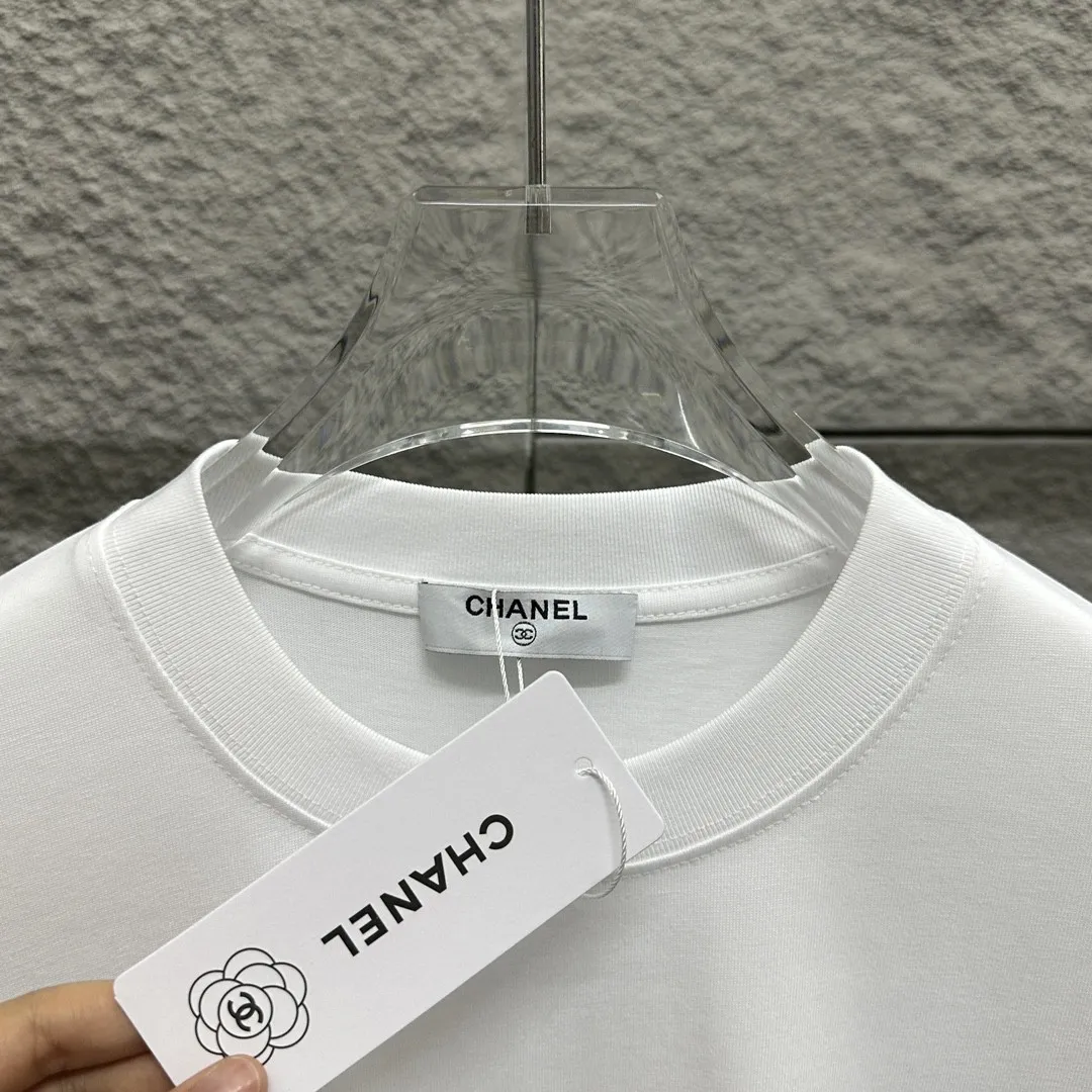 🅿️180 CHANE*Chanel*er 2025 spring and summer new style Classic letter totem Three-dimensional flocking technology Customized double yarn plain cotton fabric Short-sleeved T-shirt Uniform style for men and women Color: black white Size: S (90-130 pounds) M (120-150 pounds) L (140-165 pounds) XL (160-180 pounds) XXL (180-210 pounds)