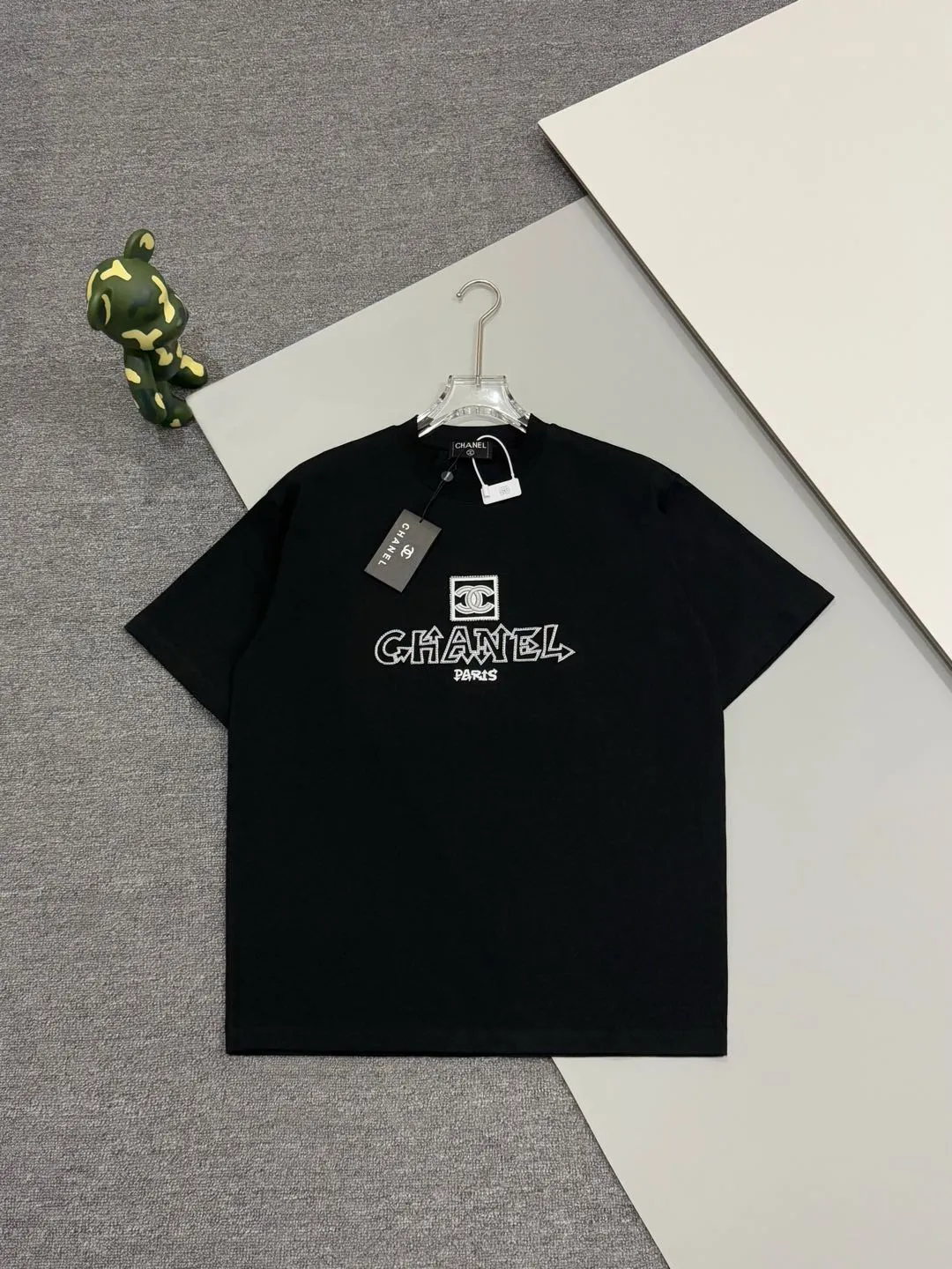 🅿️190 [High Quality] CHANEL 25ss. The Xiaoxiang Logo is made of floating tone embroidery and high-tech embroidery in English to make a round-neck short-sleeved T-shirt with a personalized street design style. The fabric is made of 32 counts of 280g fine cotton double yarn fabric. Original fabric. Official same style. Customized vat-dyed fabric. Very comfortable to touch. Latest brick cabinet synchronization for spring and summer. Fashionable and individual. Super versatile and good-looking. Very suitable for both men and women. Must-have style. Tag. Collar label. Washed wheat. Complete with three labels. Color: black, white. Size: S~XL