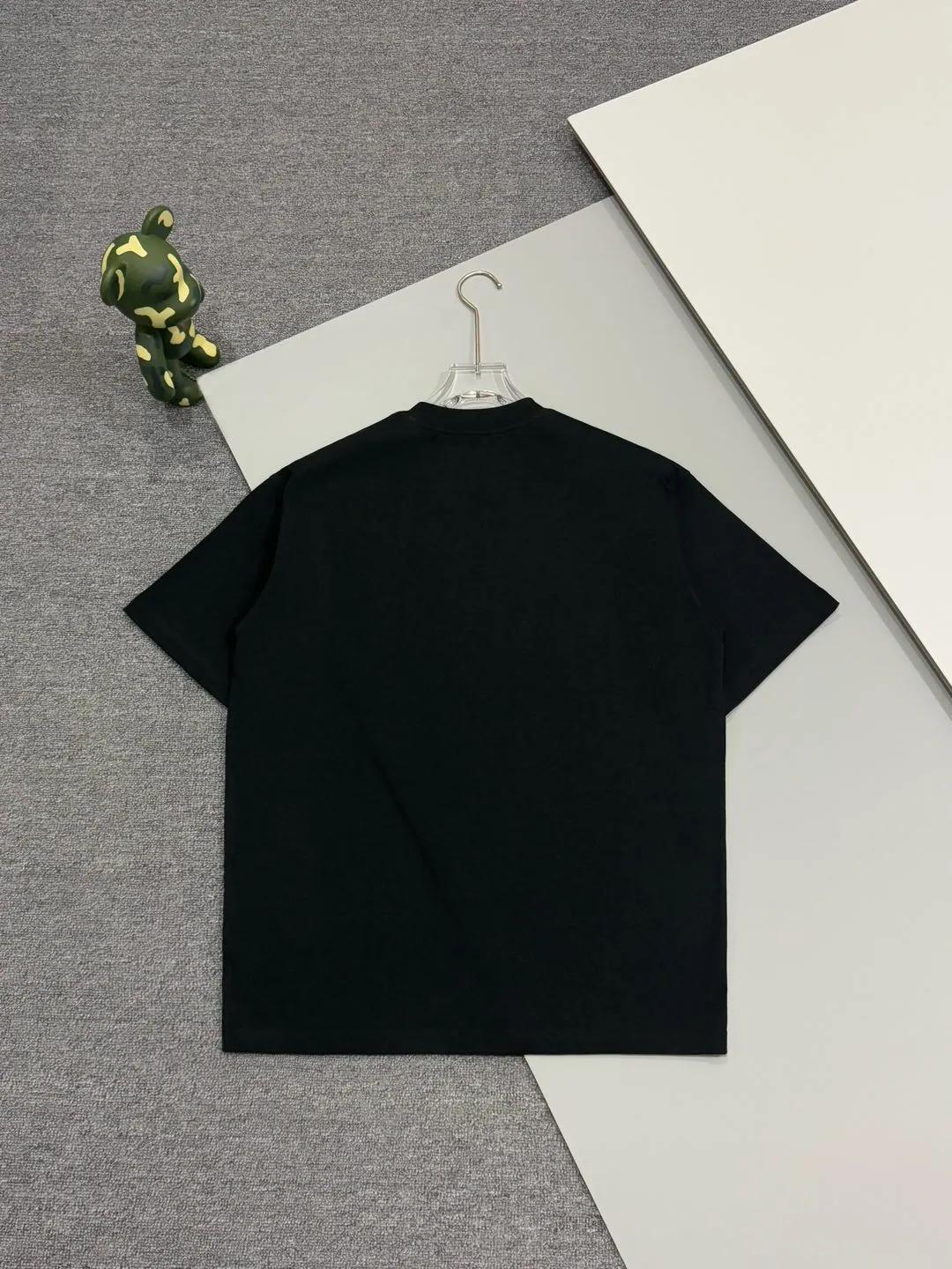 🅿️190 [High Quality] CHANEL 25ss. The Xiaoxiang Logo is made of floating tone embroidery and high-tech embroidery in English to make a round-neck short-sleeved T-shirt with a personalized street design style. The fabric is made of 32 counts of 280g fine cotton double yarn fabric. Original fabric. Official same style. Customized vat-dyed fabric. Very comfortable to touch. Latest brick cabinet synchronization for spring and summer. Fashionable and individual. Super versatile and good-looking. Very suitable for both men and women. Must-have style. Tag. Collar label. Washed wheat. Complete with three labels. Color: black, white. Size: S~XL