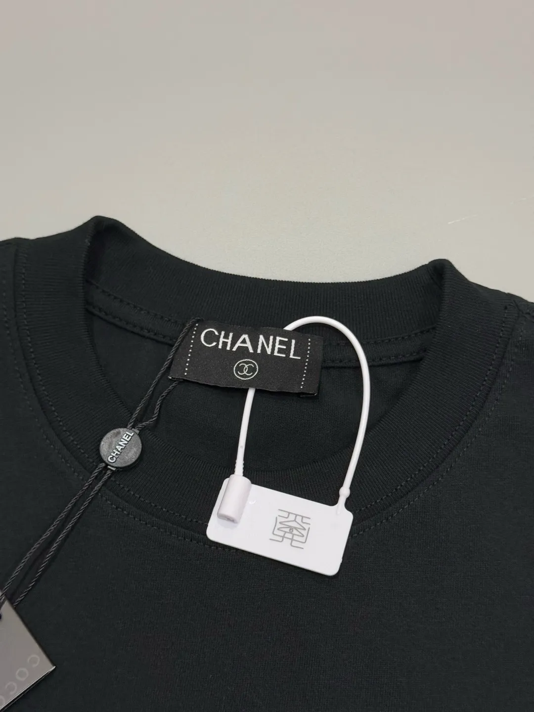 🅿️190 [High Quality] CHANEL 25ss. The Xiaoxiang Logo is made of floating tone embroidery and high-tech embroidery in English to make a round-neck short-sleeved T-shirt with a personalized street design style. The fabric is made of 32 counts of 280g fine cotton double yarn fabric. Original fabric. Official same style. Customized vat-dyed fabric. Very comfortable to touch. Latest brick cabinet synchronization for spring and summer. Fashionable and individual. Super versatile and good-looking. Very suitable for both men and women. Must-have style. Tag. Collar label. Washed wheat. Complete with three labels. Color: black, white. Size: S~XL
