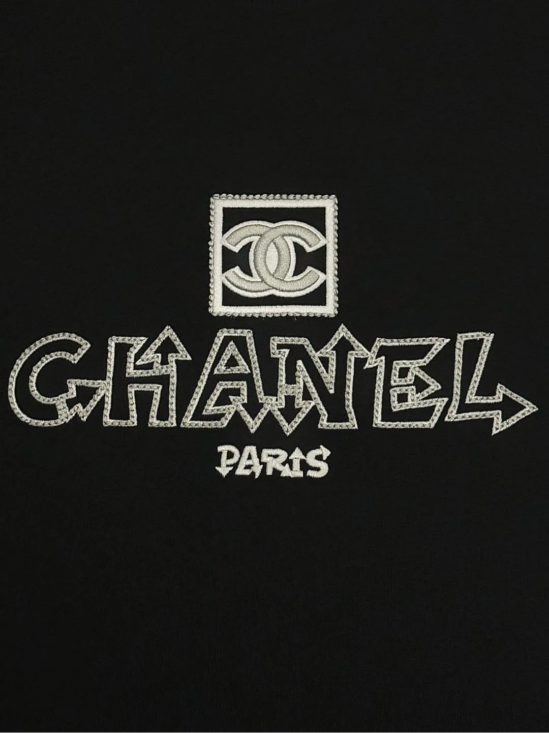 🅿️190 [High Quality] CHANEL 25ss. The Xiaoxiang Logo is made of floating tone embroidery and high-tech embroidery in English to make a round-neck short-sleeved T-shirt with a personalized street design style. The fabric is made of 32 counts of 280g fine cotton double yarn fabric. Original fabric. Official same style. Customized vat-dyed fabric. Very comfortable to touch. Latest brick cabinet synchronization for spring and summer. Fashionable and individual. Super versatile and good-looking. Very suitable for both men and women. Must-have style. Tag. Collar label. Washed wheat. Complete with three labels. Color: black, white. Size: S~XL