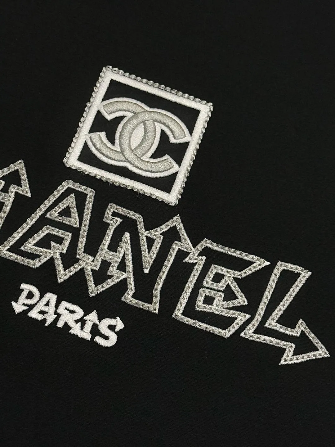 🅿️190 [High Quality] CHANEL 25ss. The Xiaoxiang Logo is made of floating tone embroidery and high-tech embroidery in English to make a round-neck short-sleeved T-shirt with a personalized street design style. The fabric is made of 32 counts of 280g fine cotton double yarn fabric. Original fabric. Official same style. Customized vat-dyed fabric. Very comfortable to touch. Latest brick cabinet synchronization for spring and summer. Fashionable and individual. Super versatile and good-looking. Very suitable for both men and women. Must-have style. Tag. Collar label. Washed wheat. Complete with three labels. Color: black, white. Size: S~XL