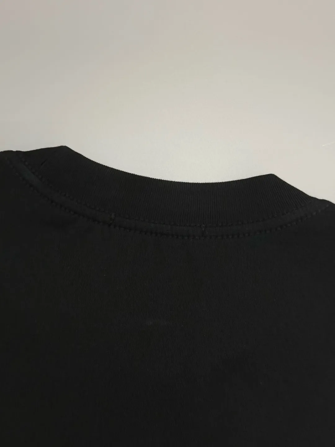 🅿️190 [High Quality] CHANEL 25ss. The Xiaoxiang Logo is made of floating tone embroidery and high-tech embroidery in English to make a round-neck short-sleeved T-shirt with a personalized street design style. The fabric is made of 32 counts of 280g fine cotton double yarn fabric. Original fabric. Official same style. Customized vat-dyed fabric. Very comfortable to touch. Latest brick cabinet synchronization for spring and summer. Fashionable and individual. Super versatile and good-looking. Very suitable for both men and women. Must-have style. Tag. Collar label. Washed wheat. Complete with three labels. Color: black, white. Size: S~XL