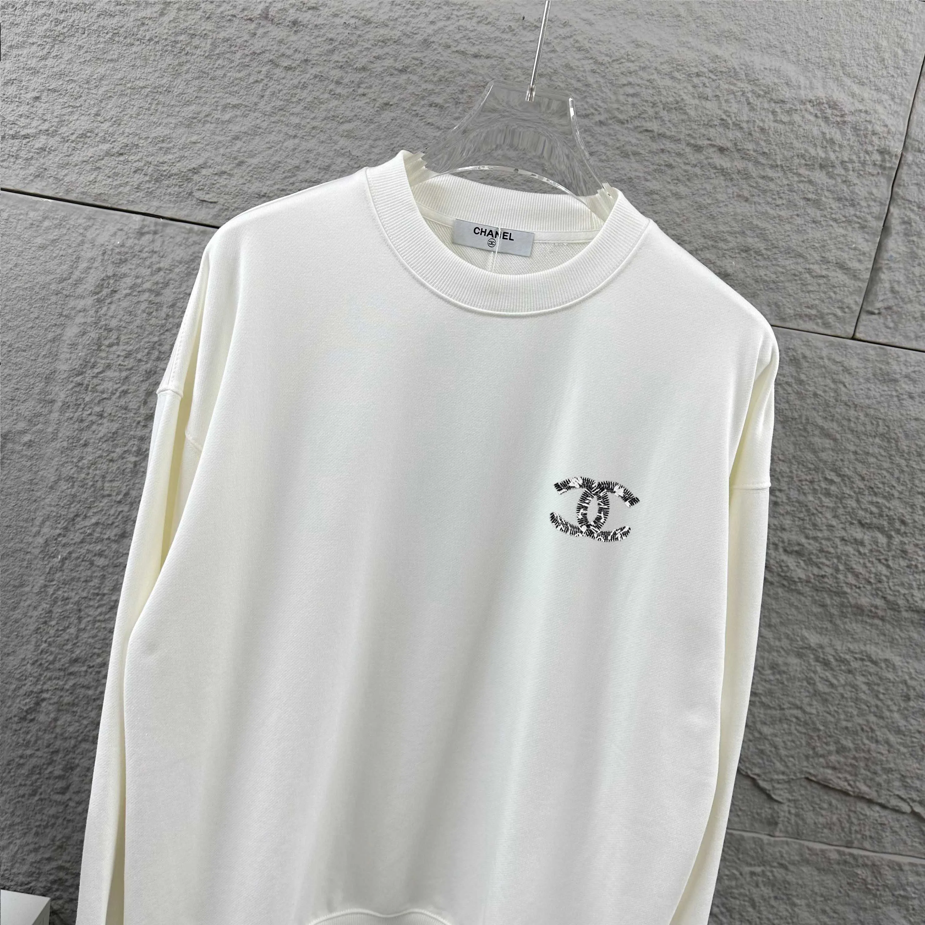 🅿️250 Chane*Chanel*er 2025 early autumn and winter new style, classic letter totem cross embroidery, custom terry fabric, long-sleeved round neck sweatshirt, same style for men and women. Size: S (90-130 pounds) M (120-150 pounds) L (140-165 pounds) XL (160-180 pounds) XXL (180-210 pounds) Color: black white